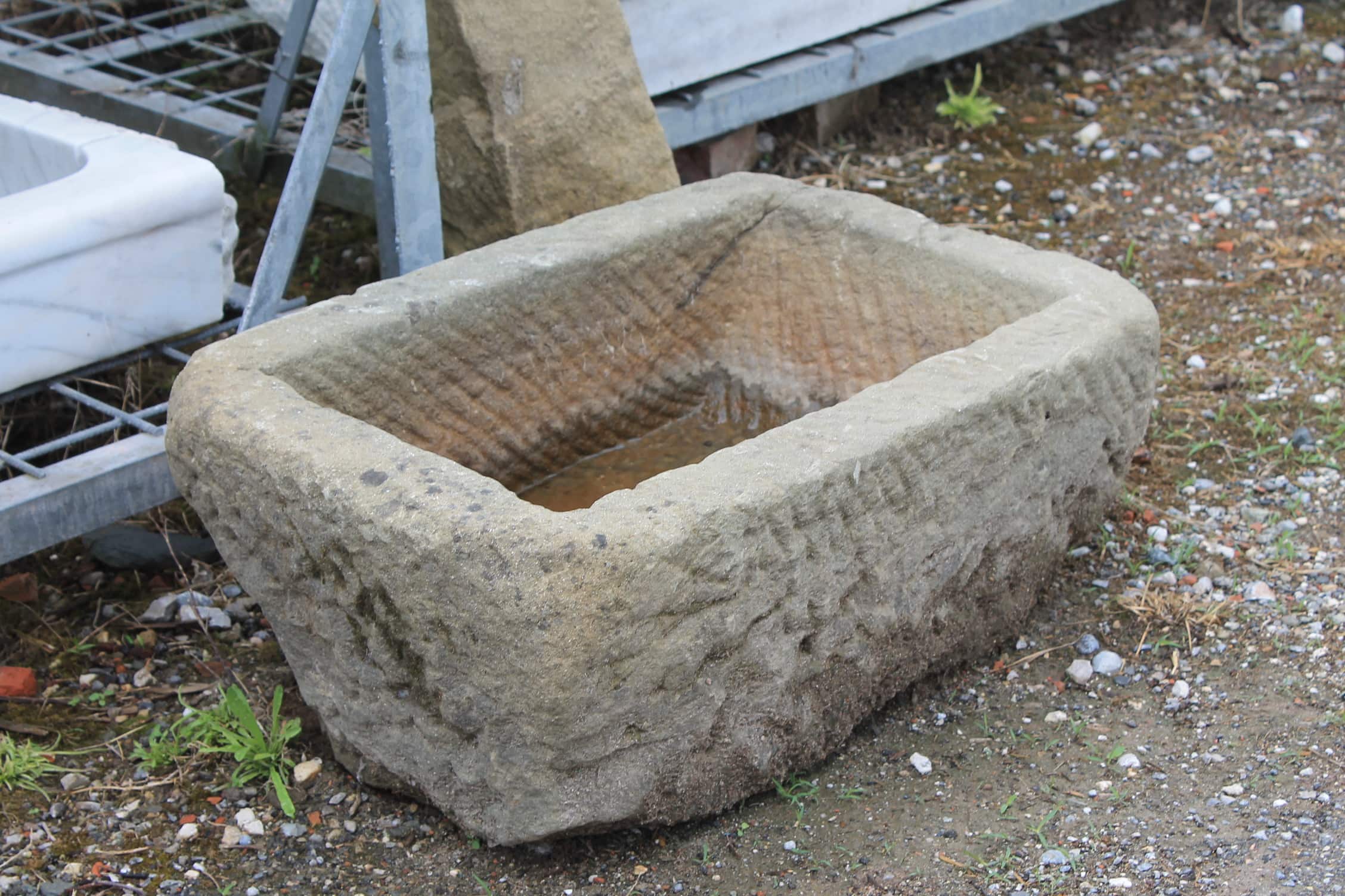 Vaschetta in pietra semplice vecchia 