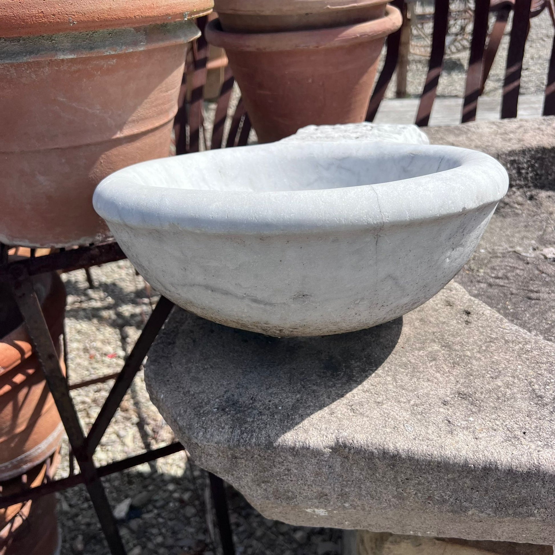 Vecchia acquasantiera di marmo semplice