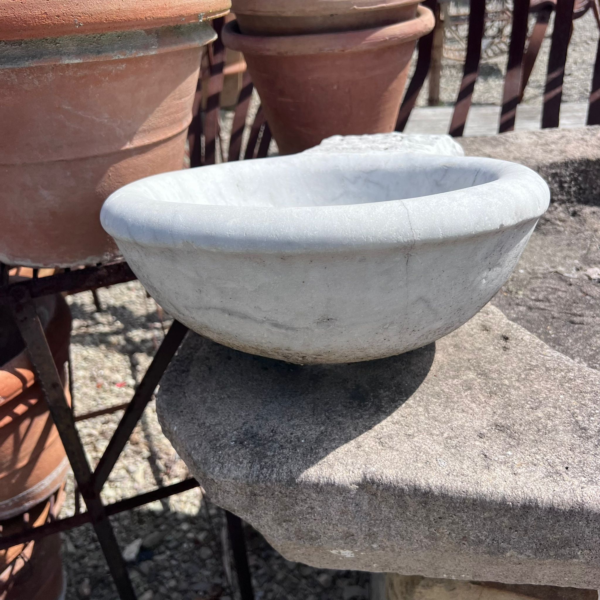 Vecchia acquasantiera di marmo semplice