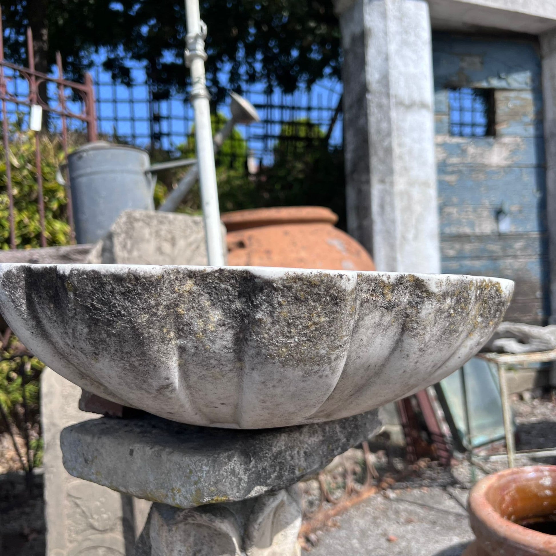 Vecchia acquasantiera in marmo 