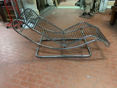 Vecchia chaise lounge semplice 