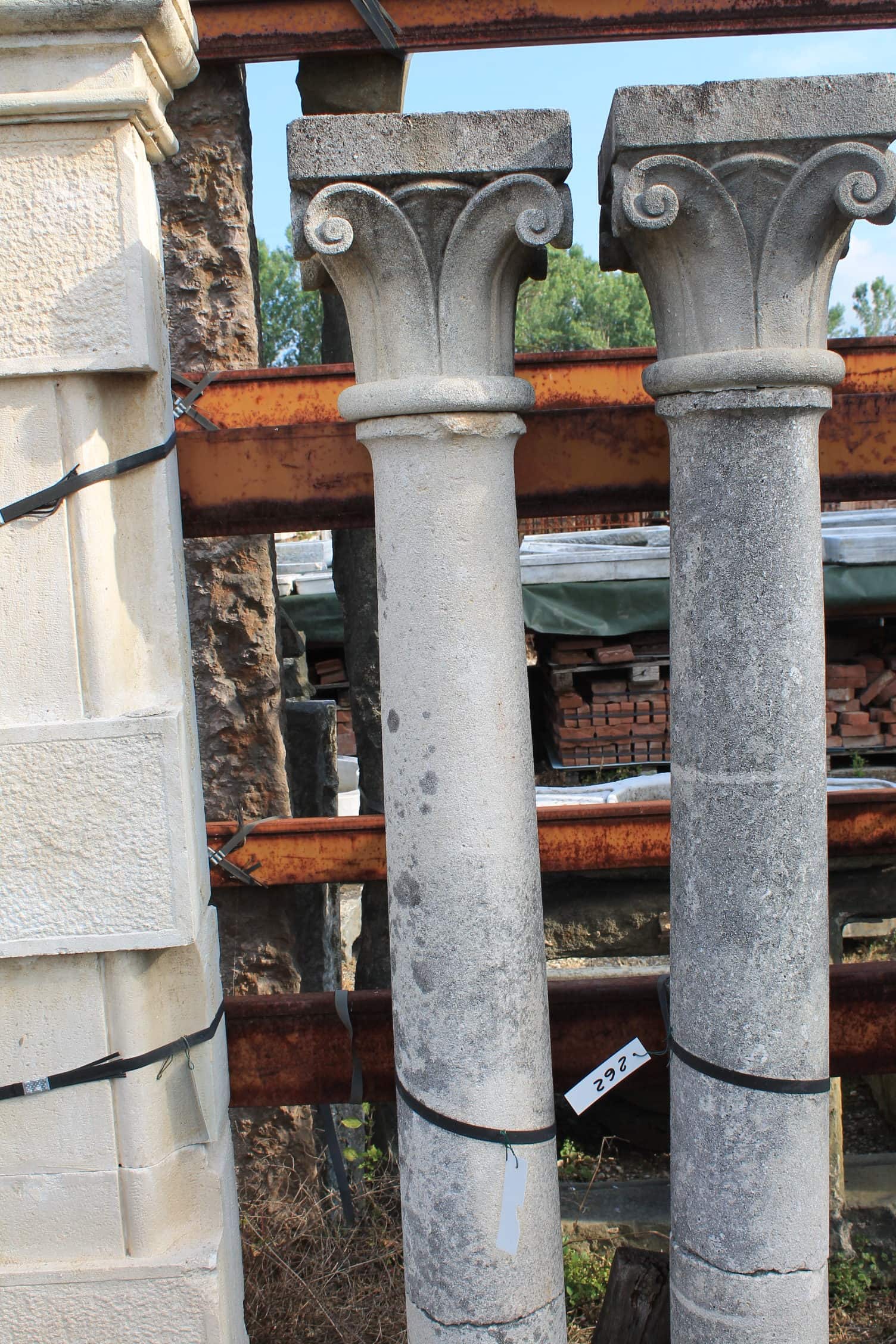 Vecchia colonne in pietra chiara 