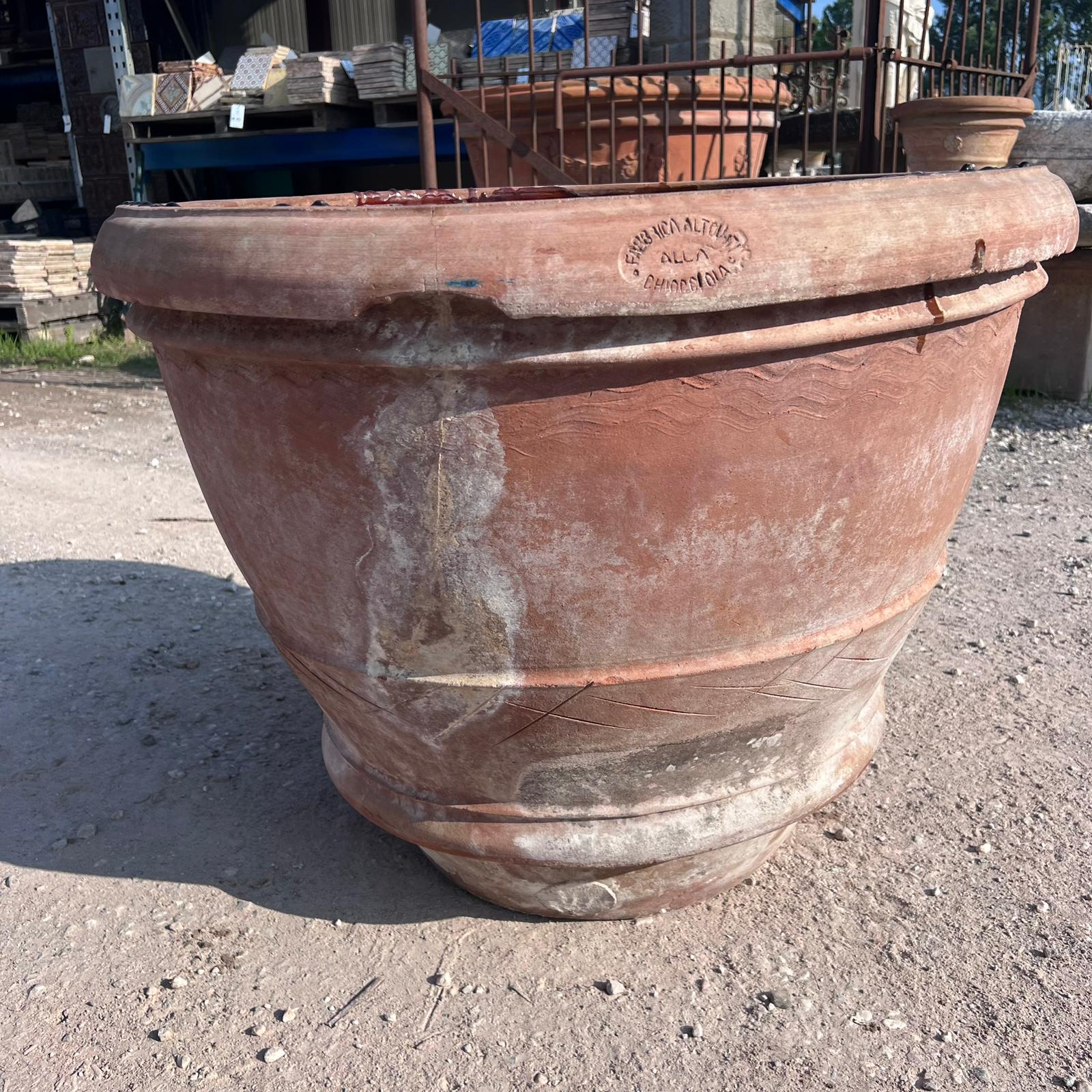 Vecchia conca di terracotta 