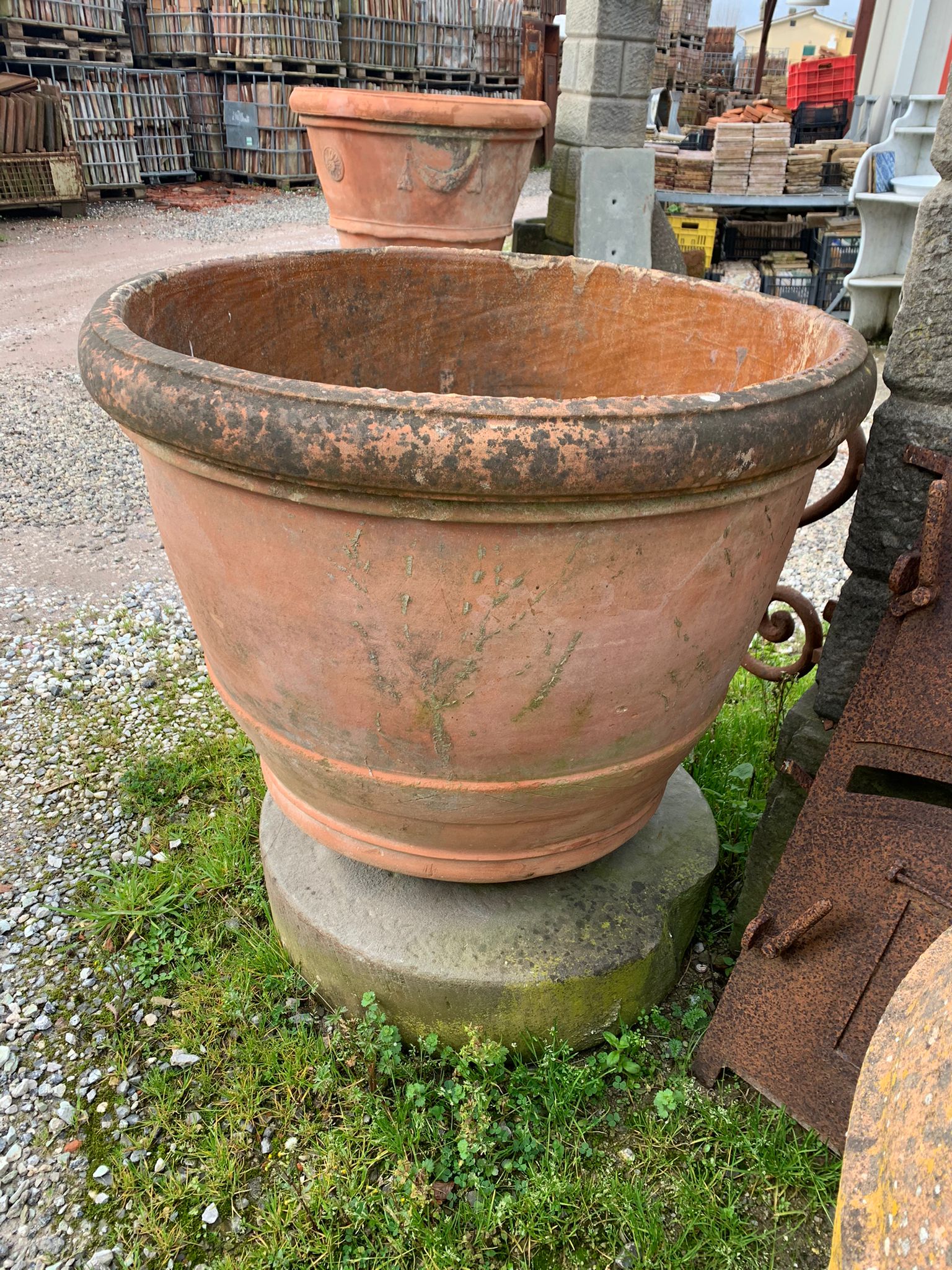 Vecchia conca in terracotta