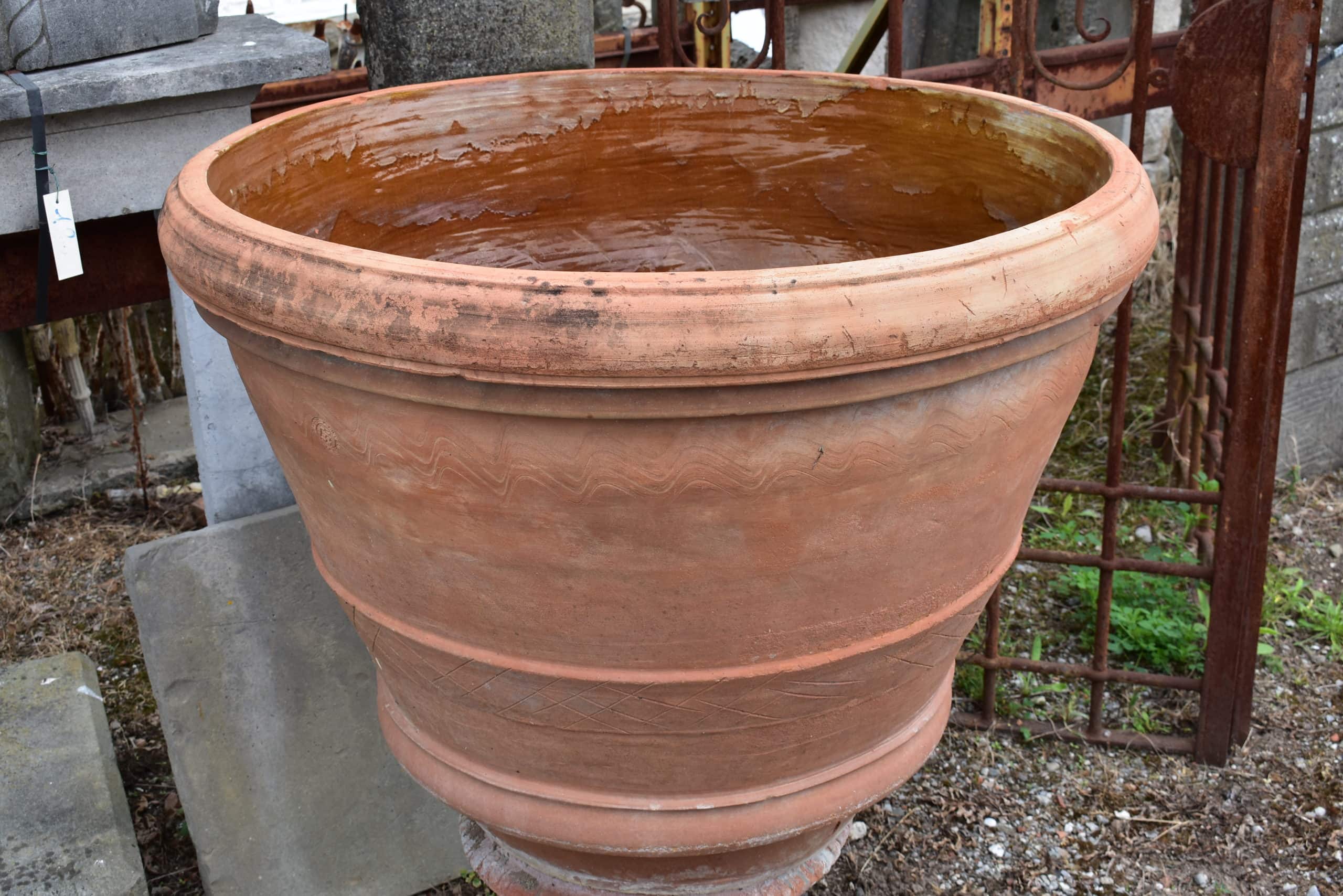 Vecchia conca semplice di terracotta 