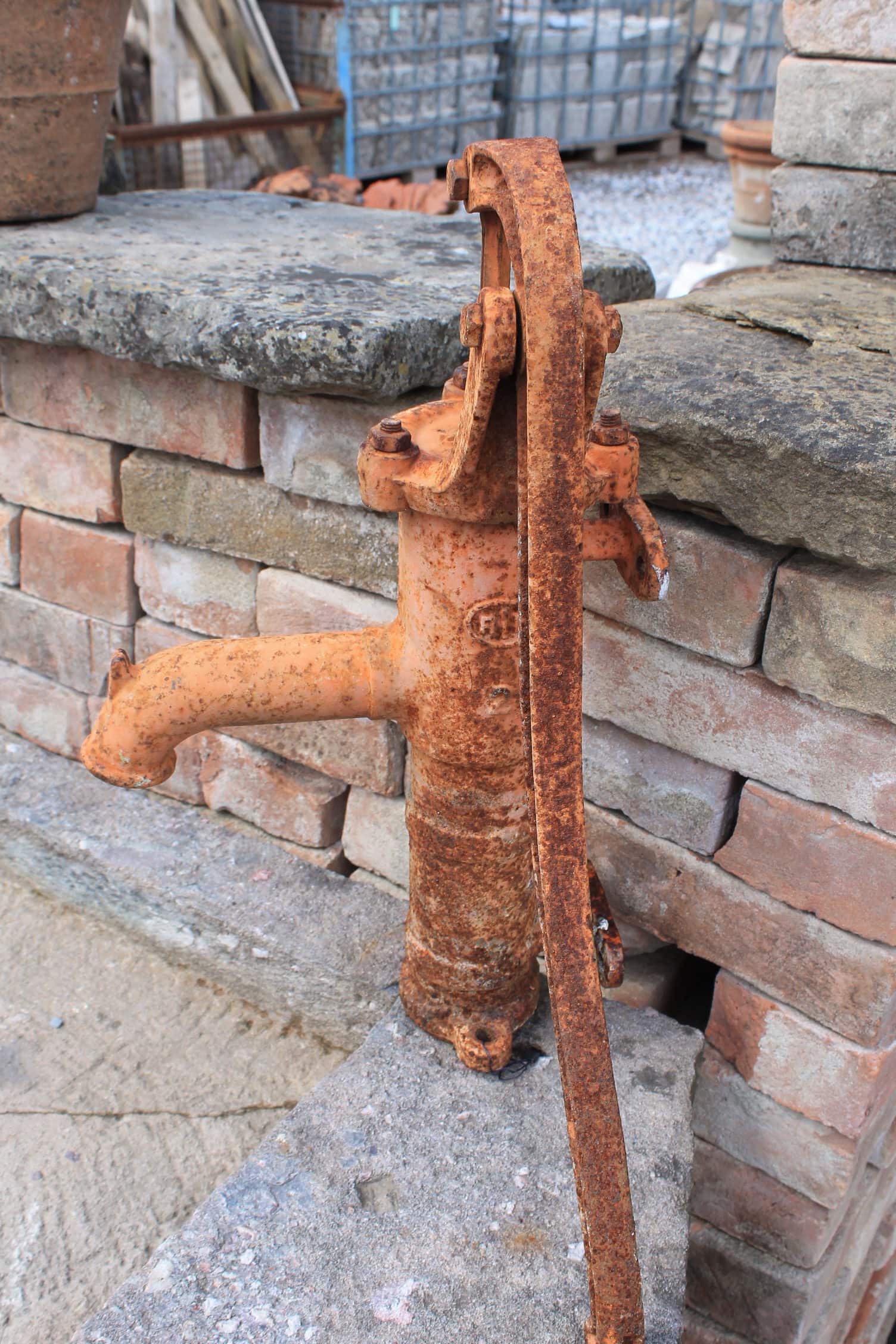 Vecchia fontana a mano piccola 