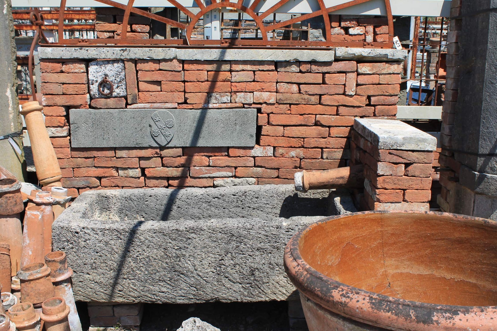 Vecchia fontana a muro con mattoni 