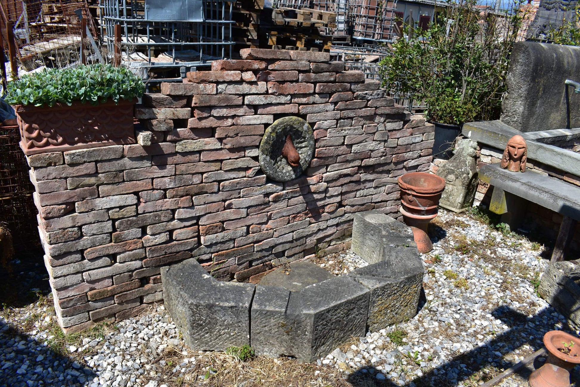 Vecchia fontana a muro semplice antica 