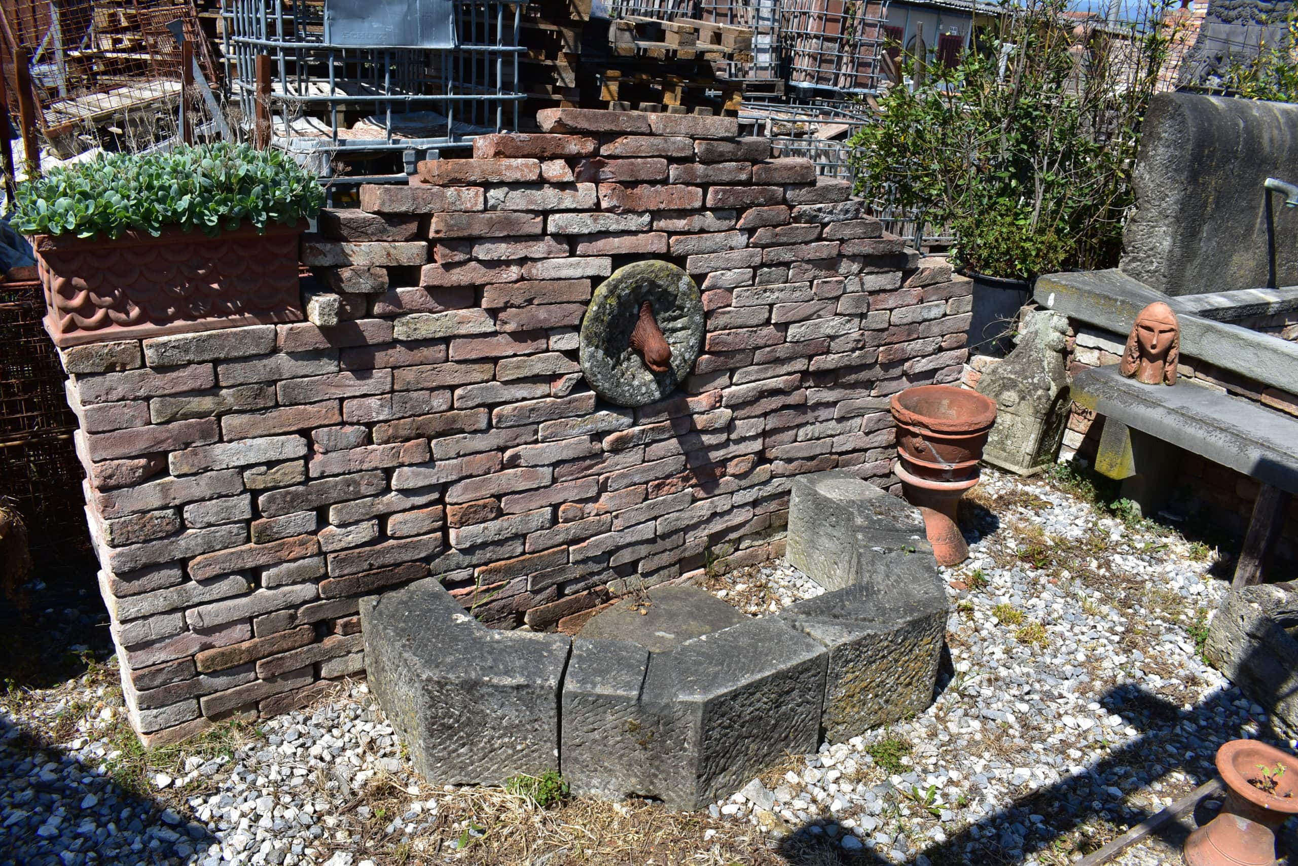 Vecchia fontana a muro semplice antica 