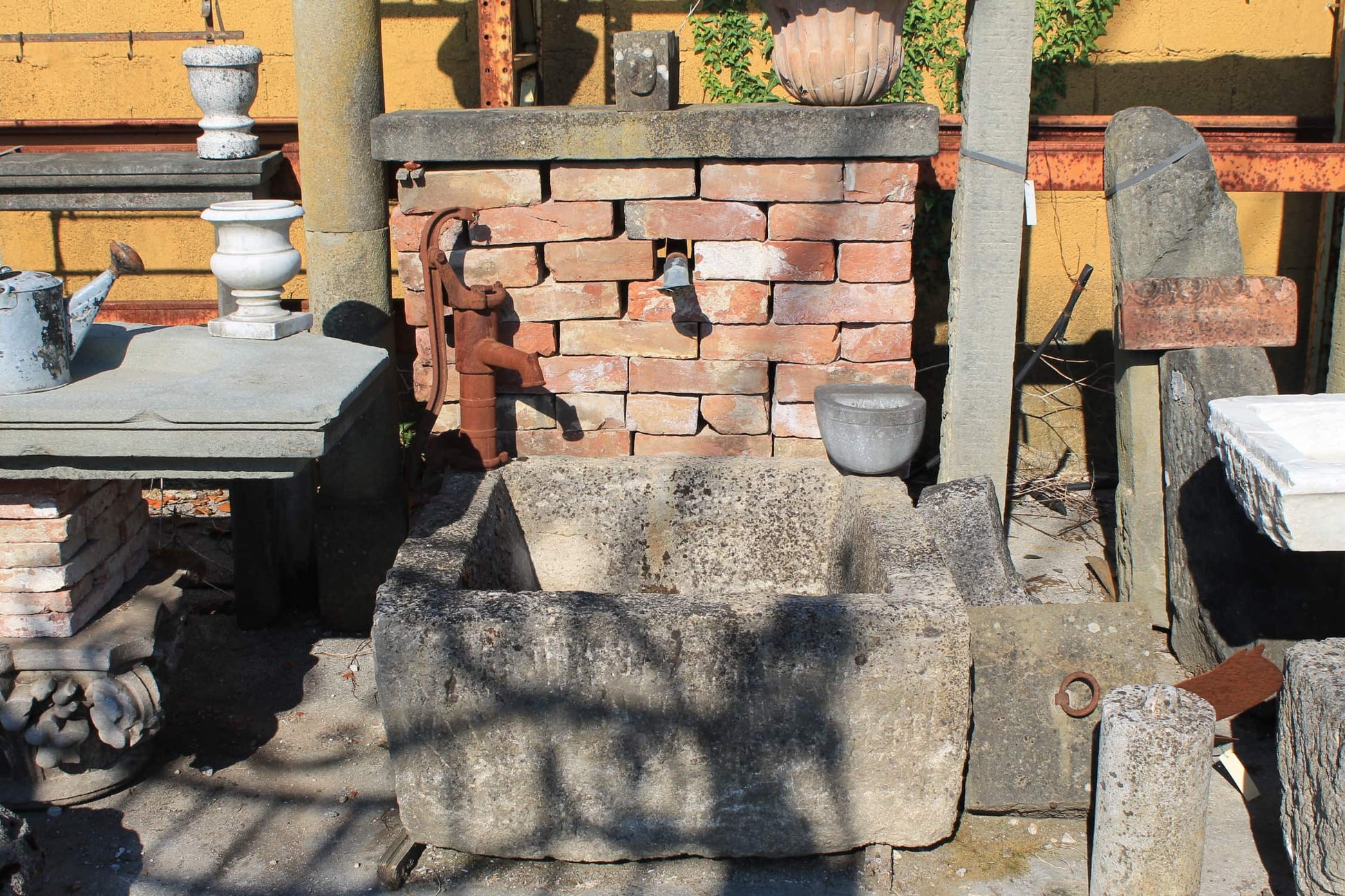 Vecchia fontana a muro semplice 