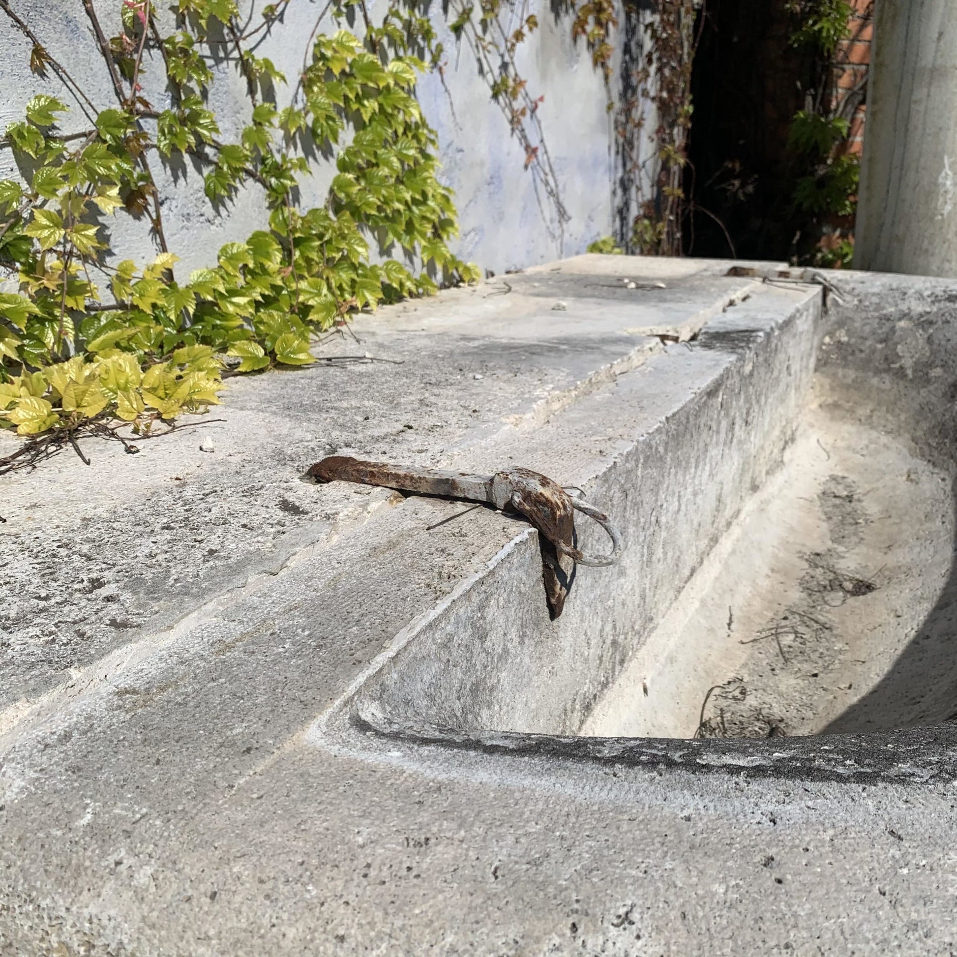 Vecchia fontana di pietra 
