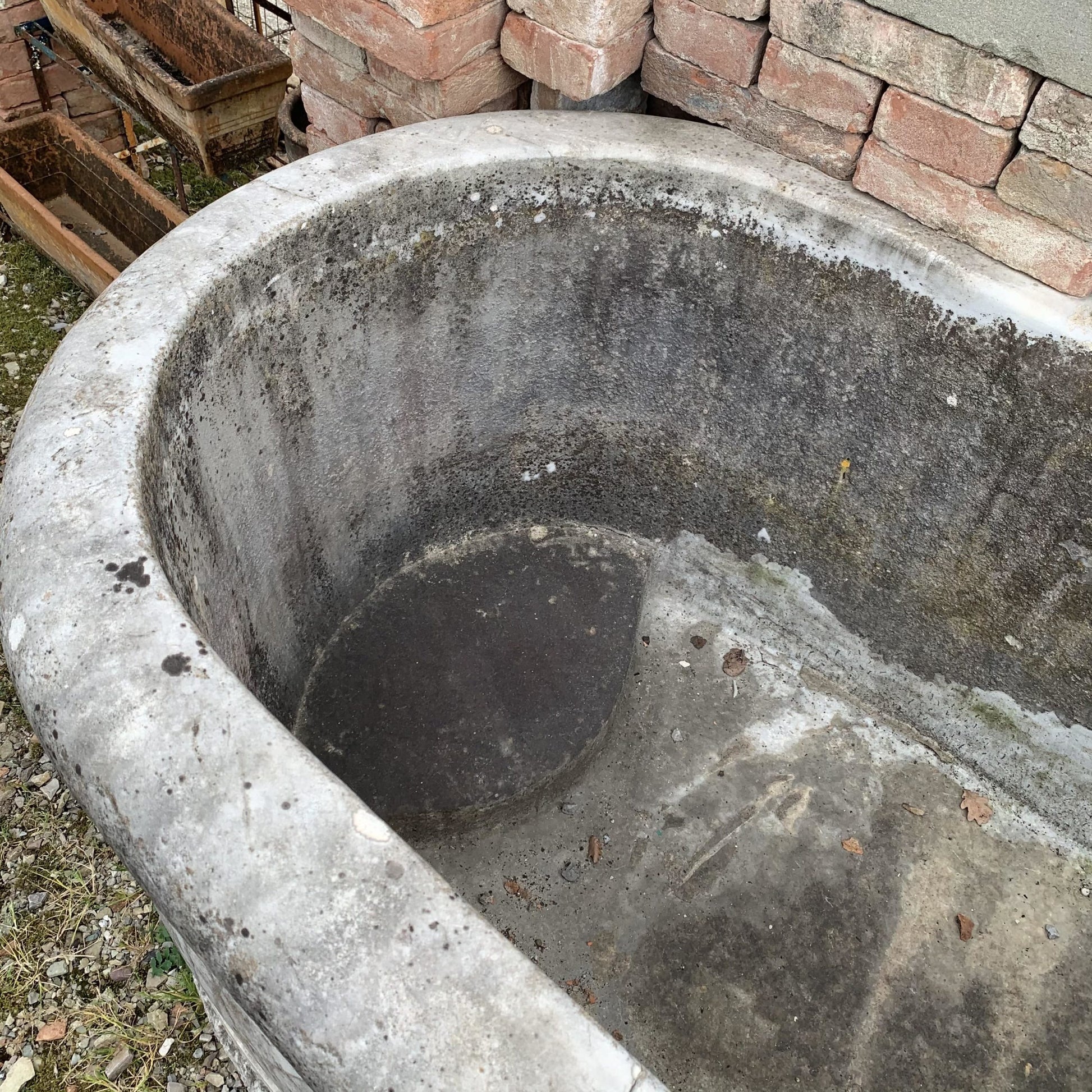 Vecchia fontana in marmo bianco 