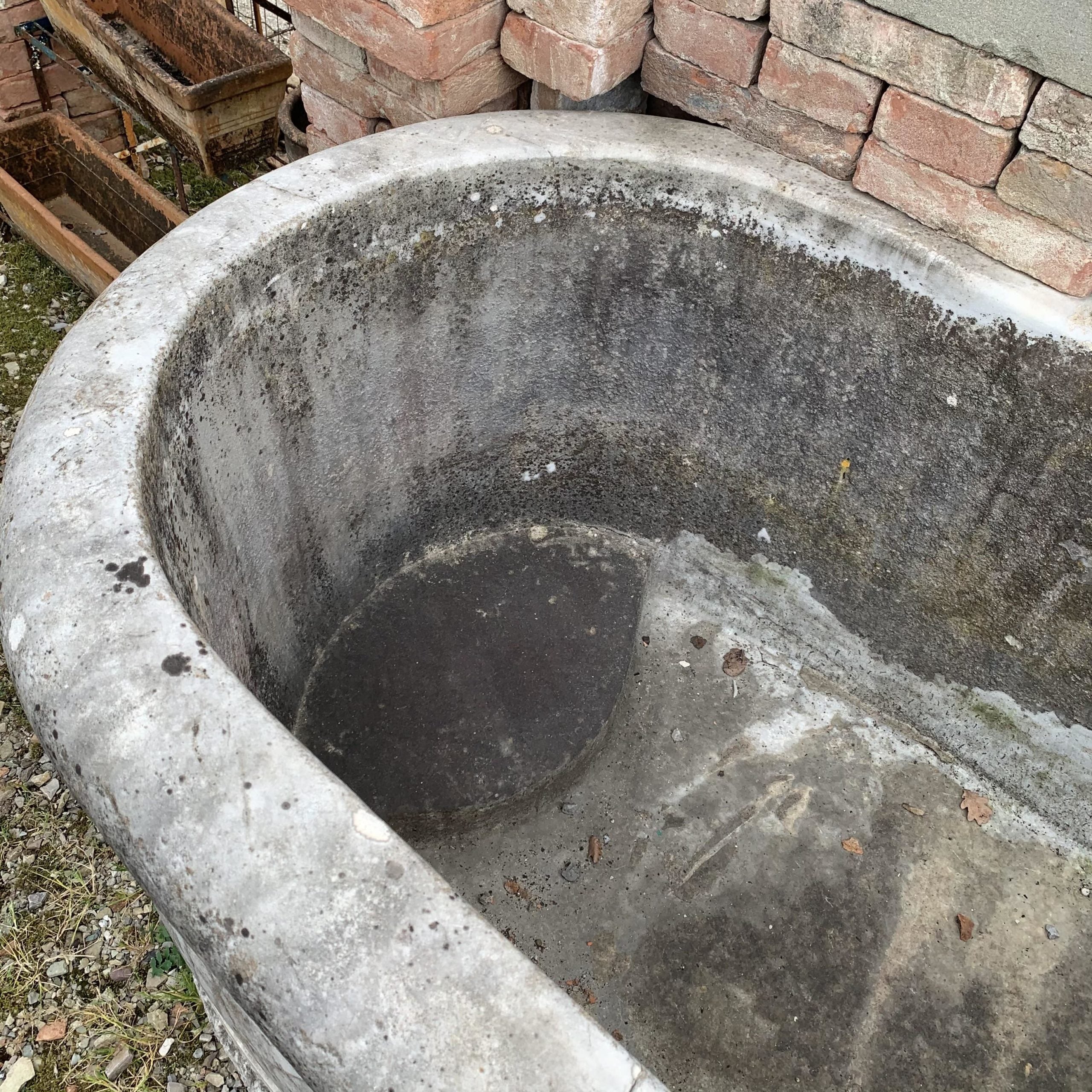Vecchia fontana in marmo bianco 