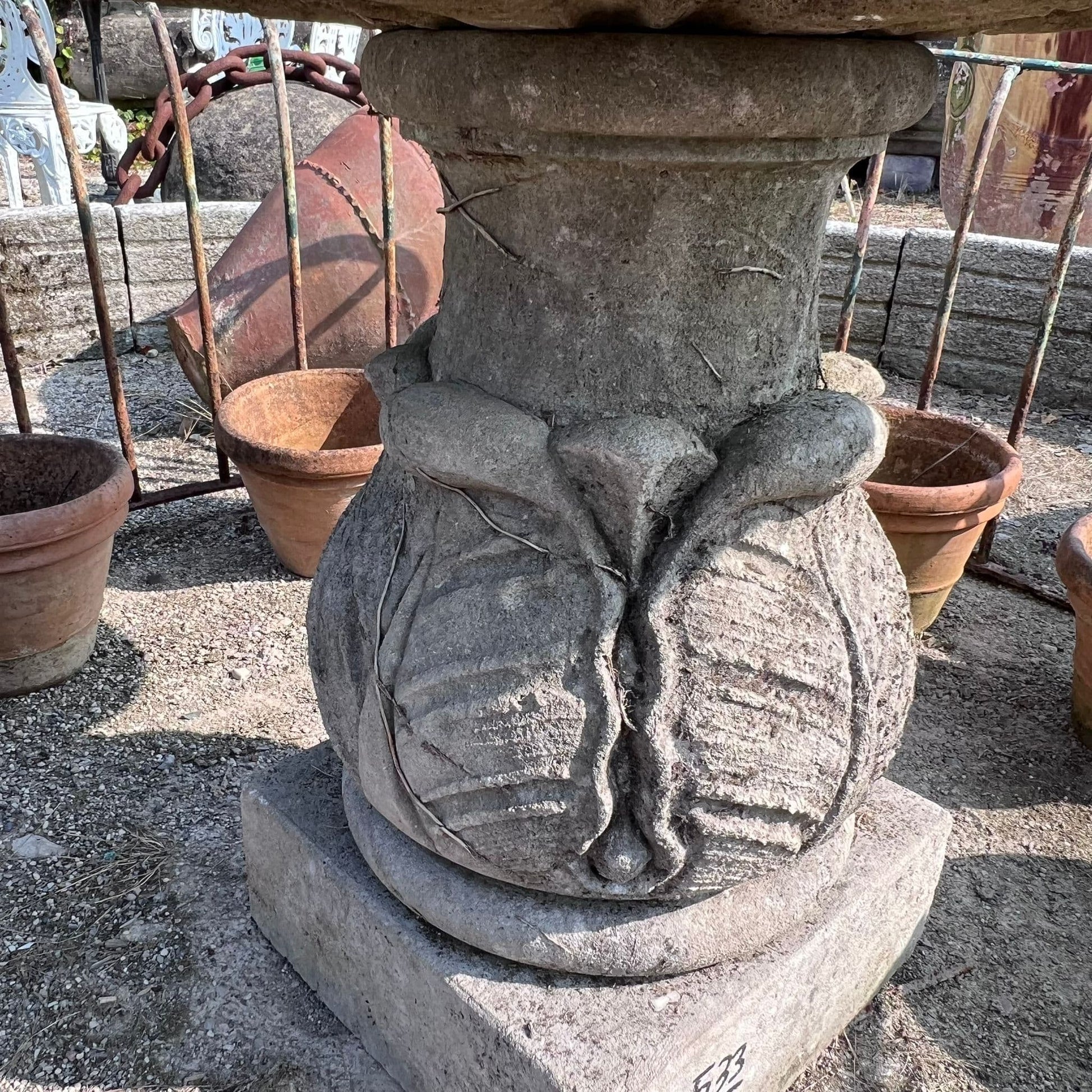 Vecchia fontana in pietra di vicenza 