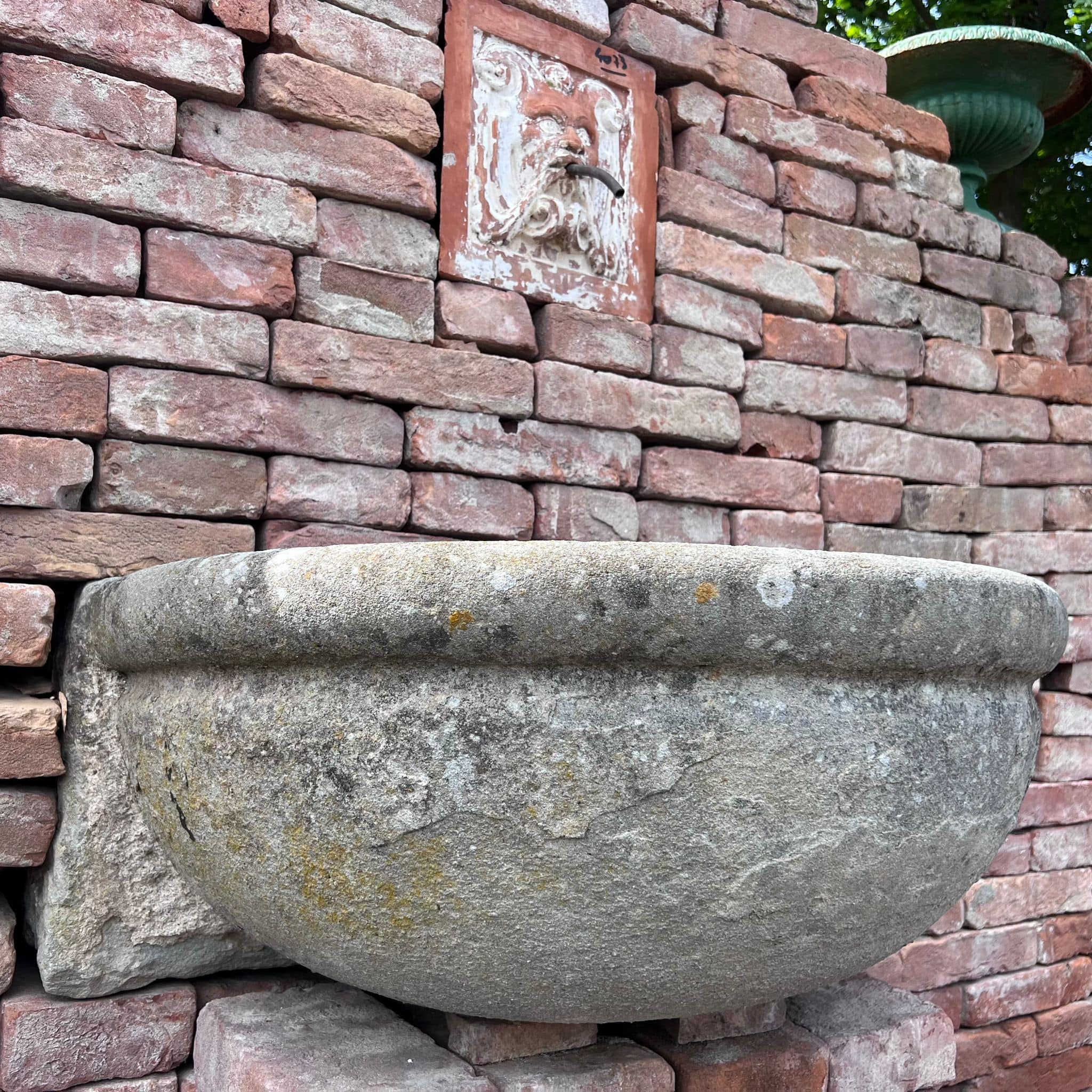 Vecchia fontana in pietra semplice 