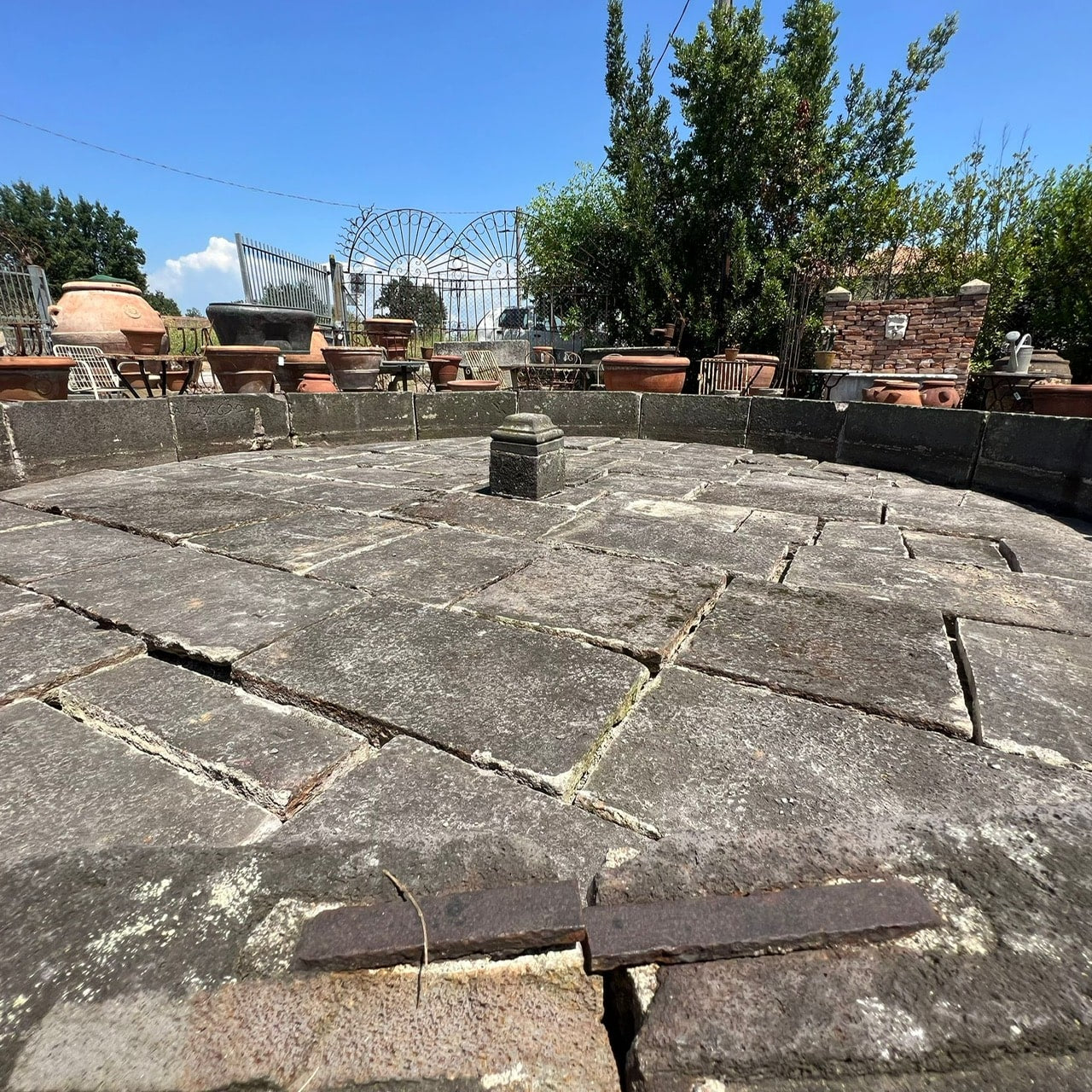 Vecchia fontana in pietra 