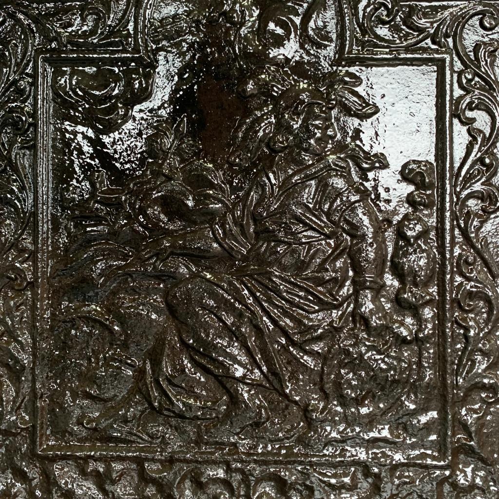 Vecchia ghisa da camino decorata 