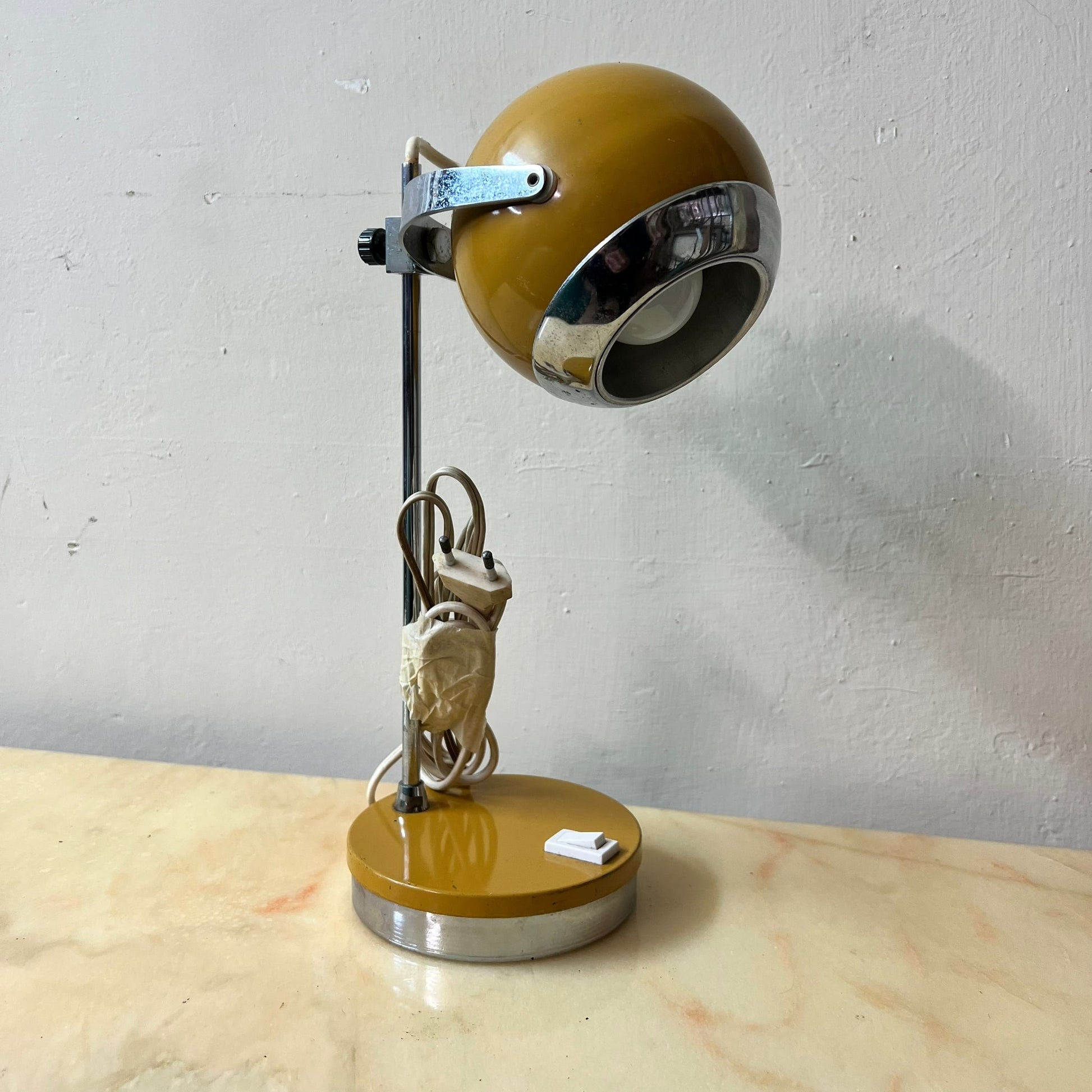 Vecchia lampada da comodino 