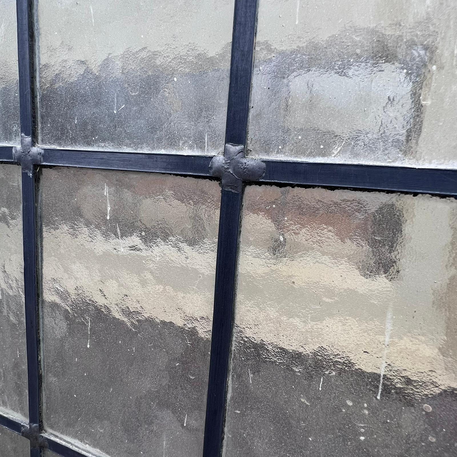 Vecchia porta con vetrata 