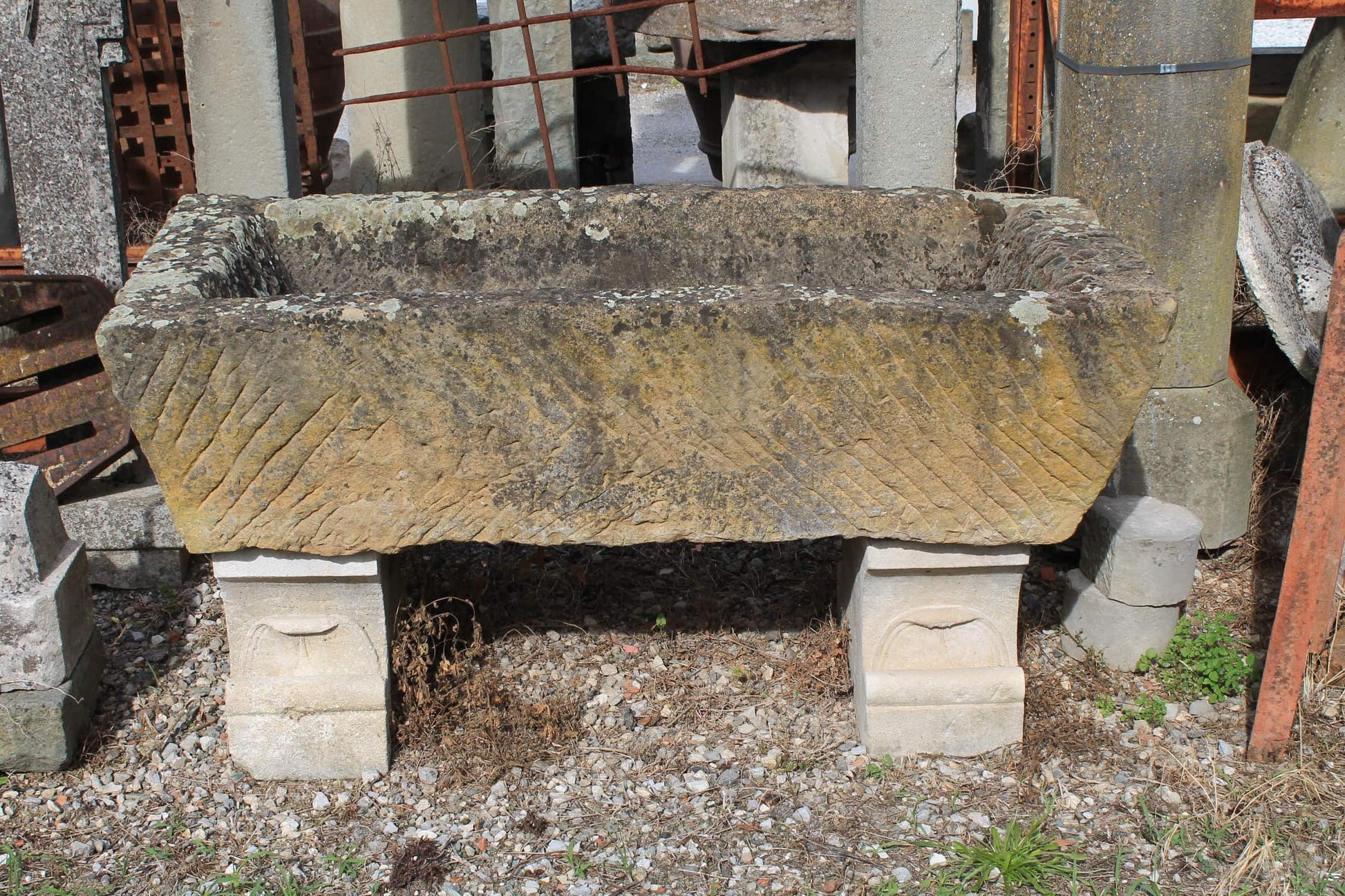 Vecchia vasca di pietra grande dettagli 