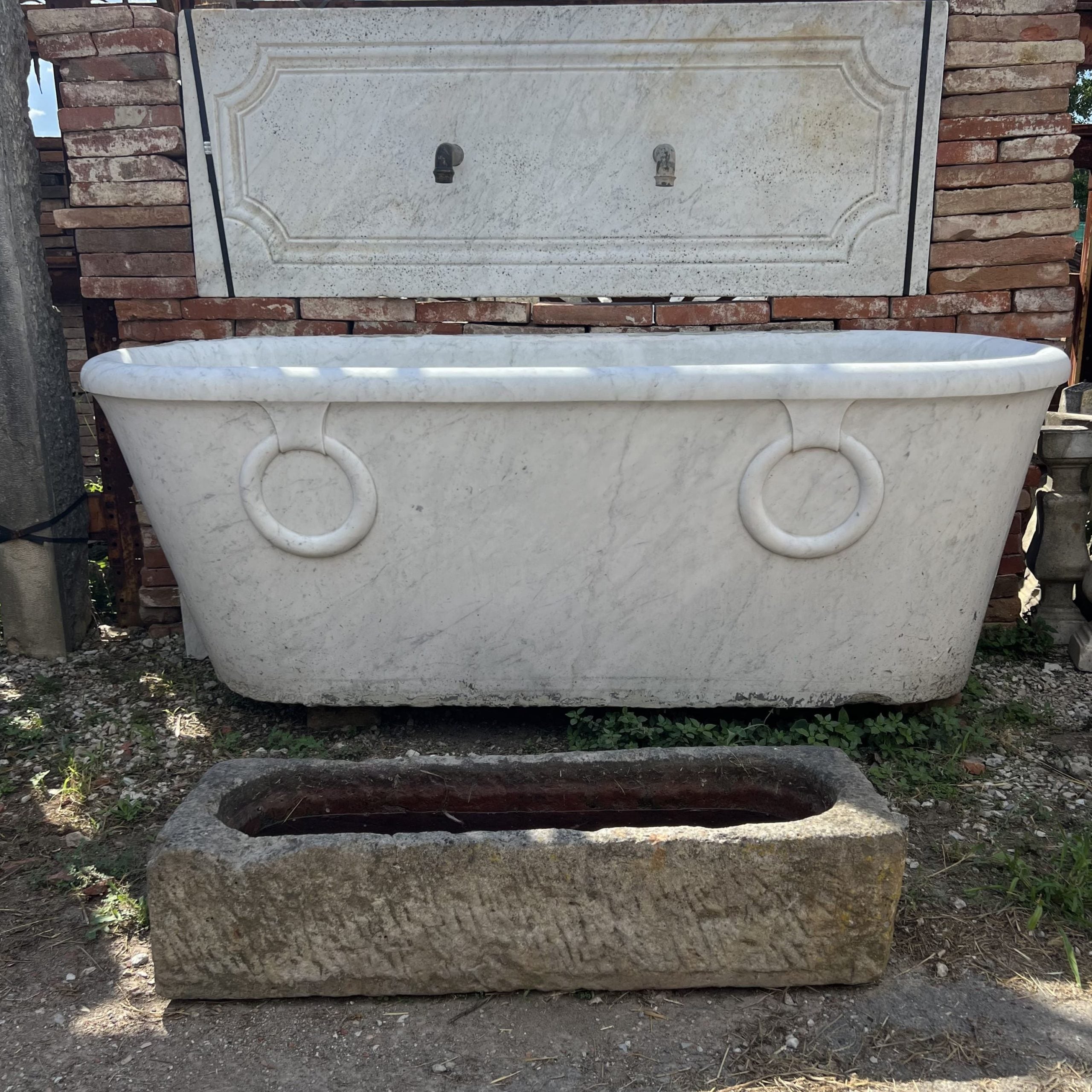 Vecchia vasca in marmo da bagno 