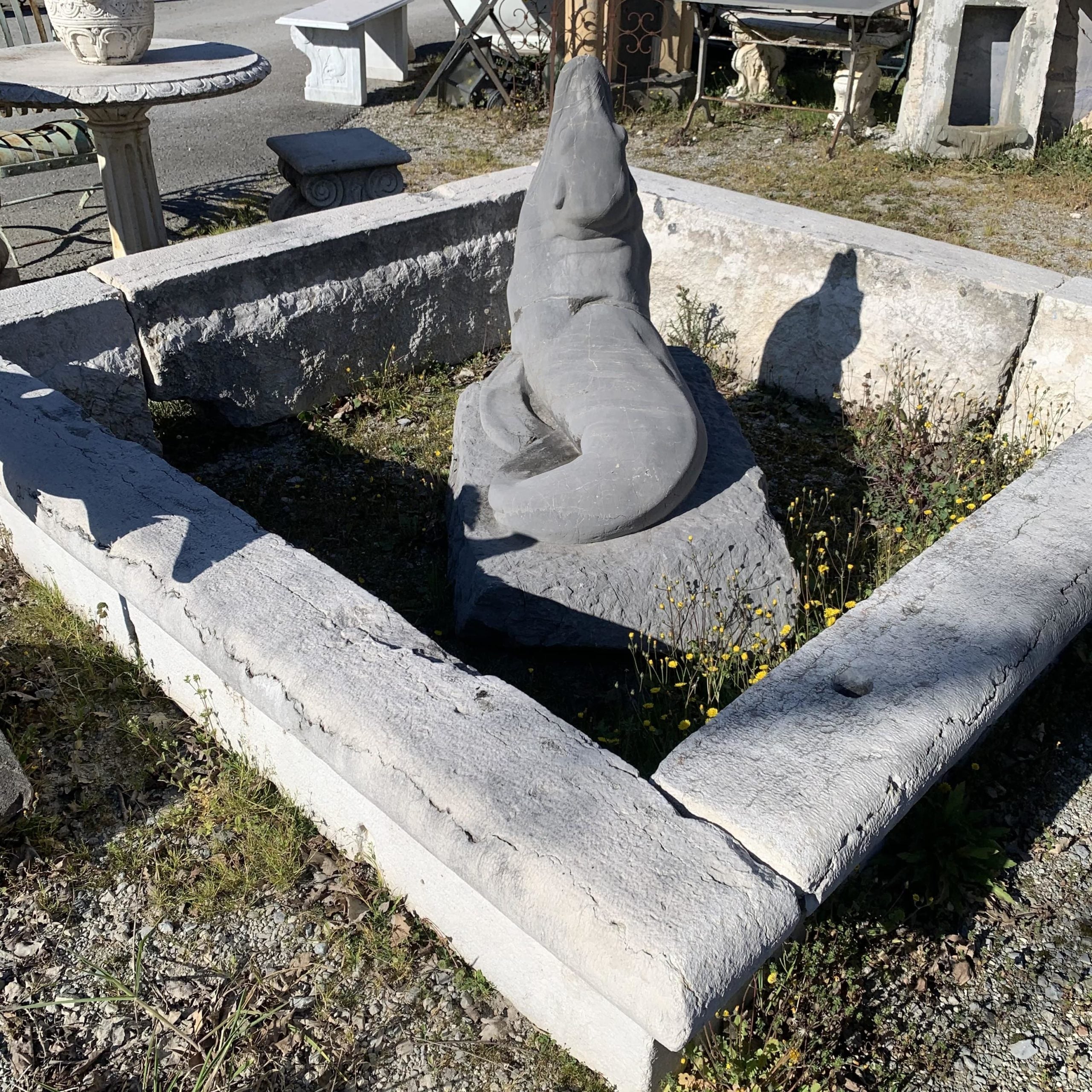 Vecchia vasca quadrata in pietra 