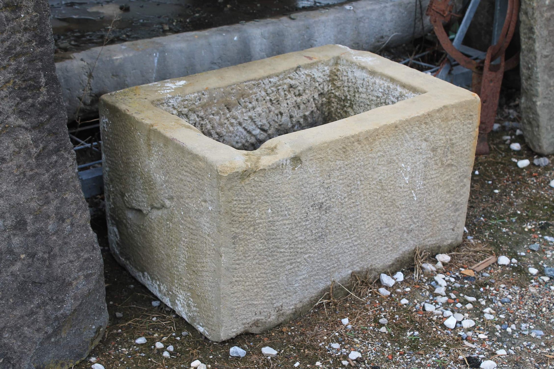 Vecchia vaschetta di pietra semplice antica