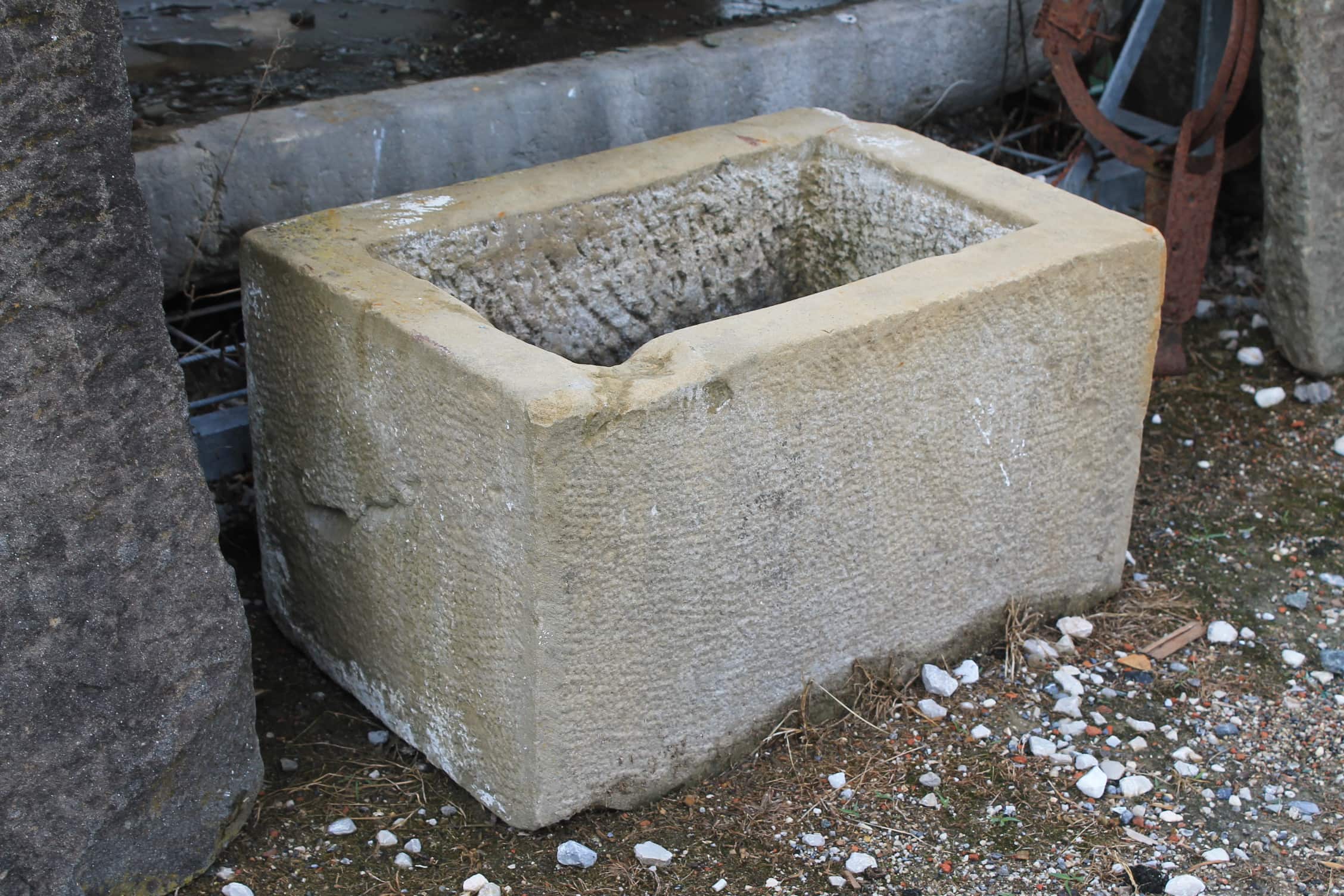 Vecchia vaschetta di pietra semplice antica