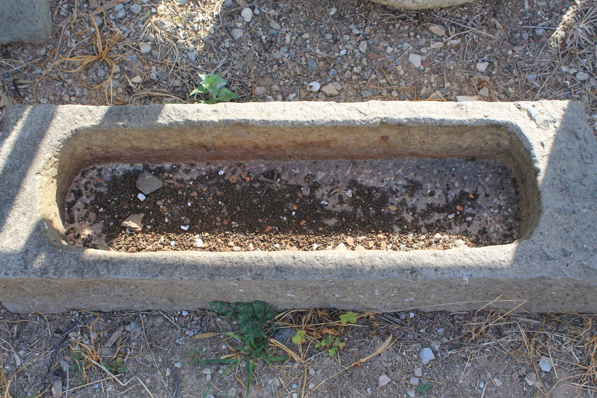 Vecchia vaschetta di pietra piccola semplice