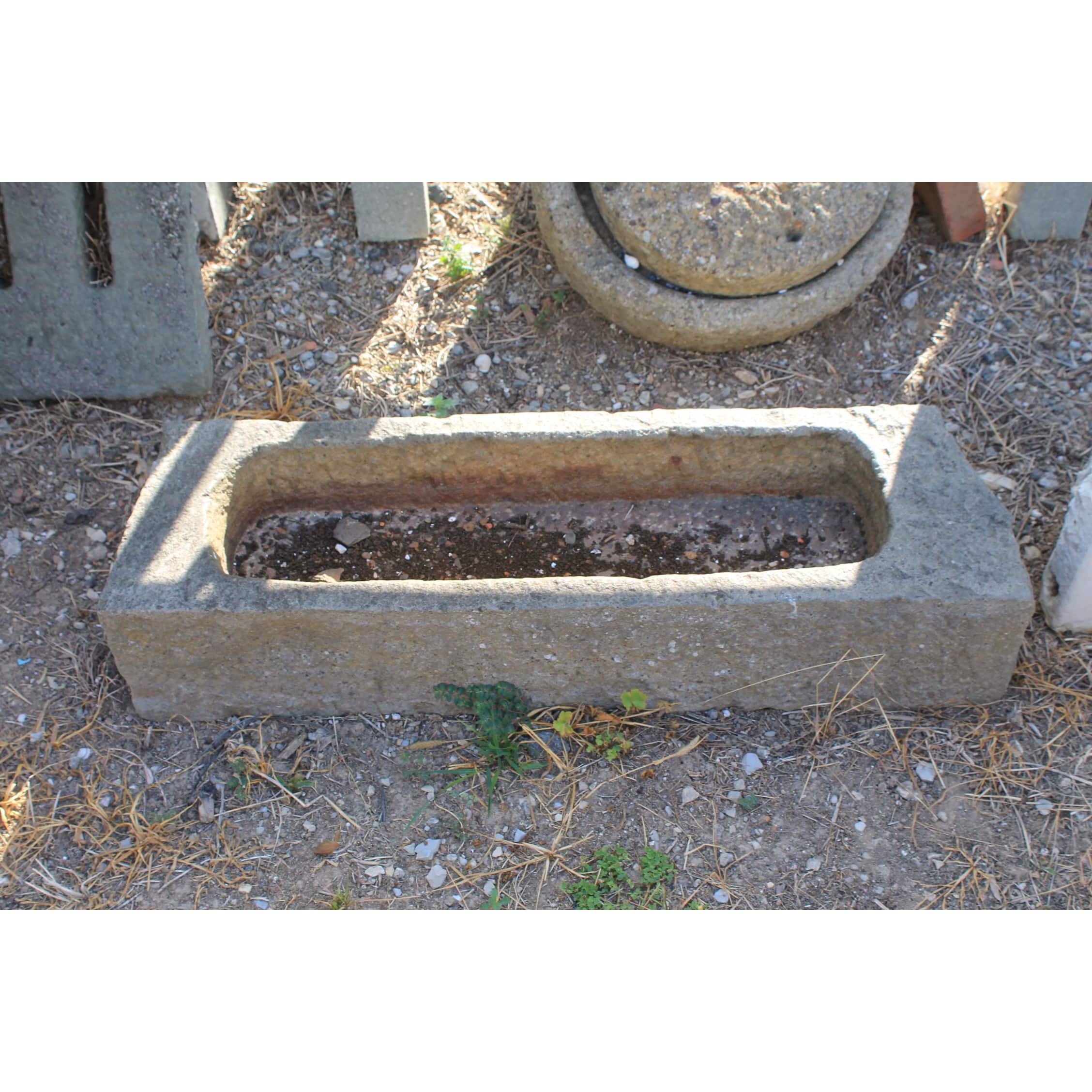 Vecchia vaschetta di pietra piccola 