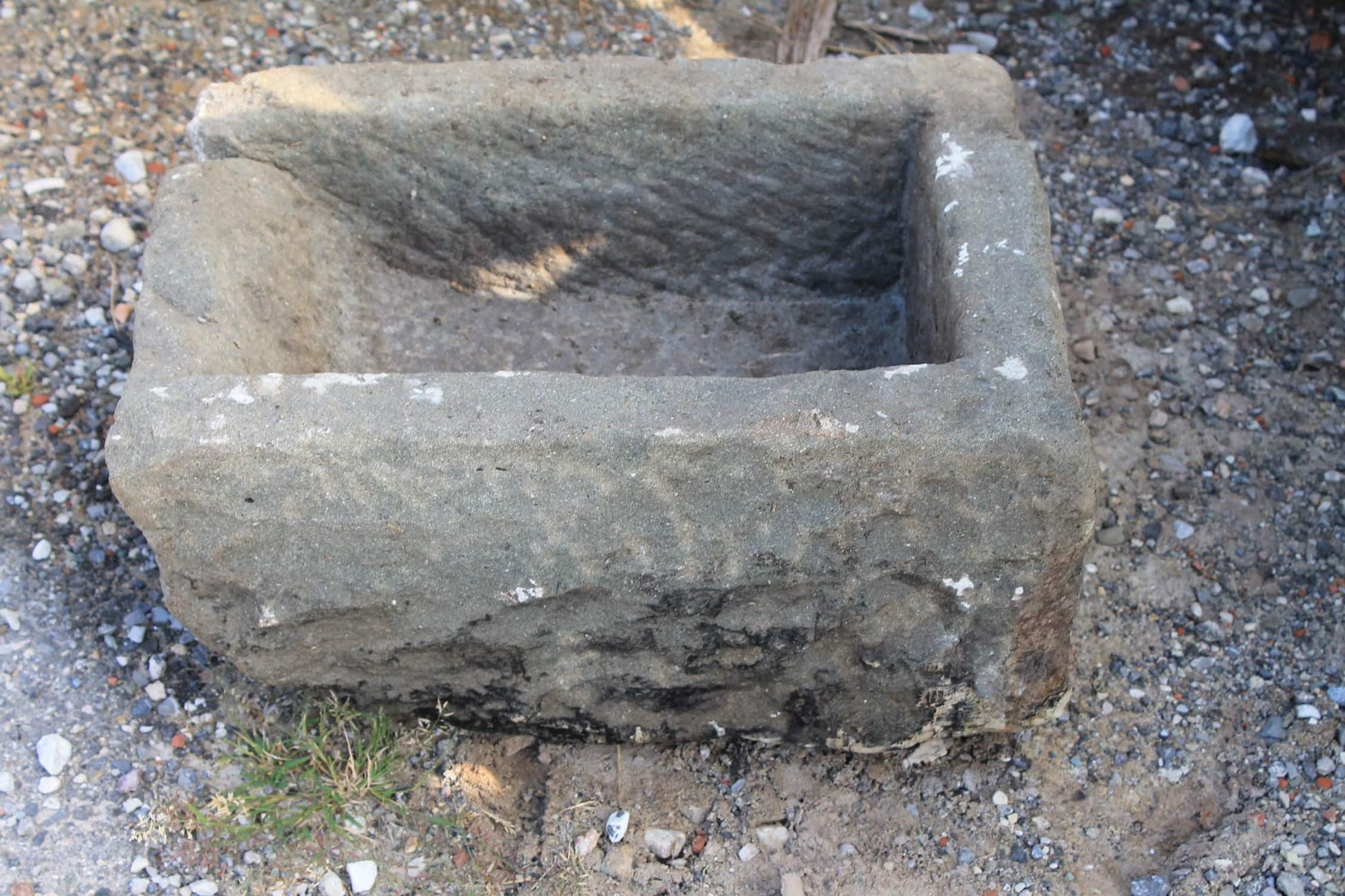 Vecchia vaschetta di pietra semplice 