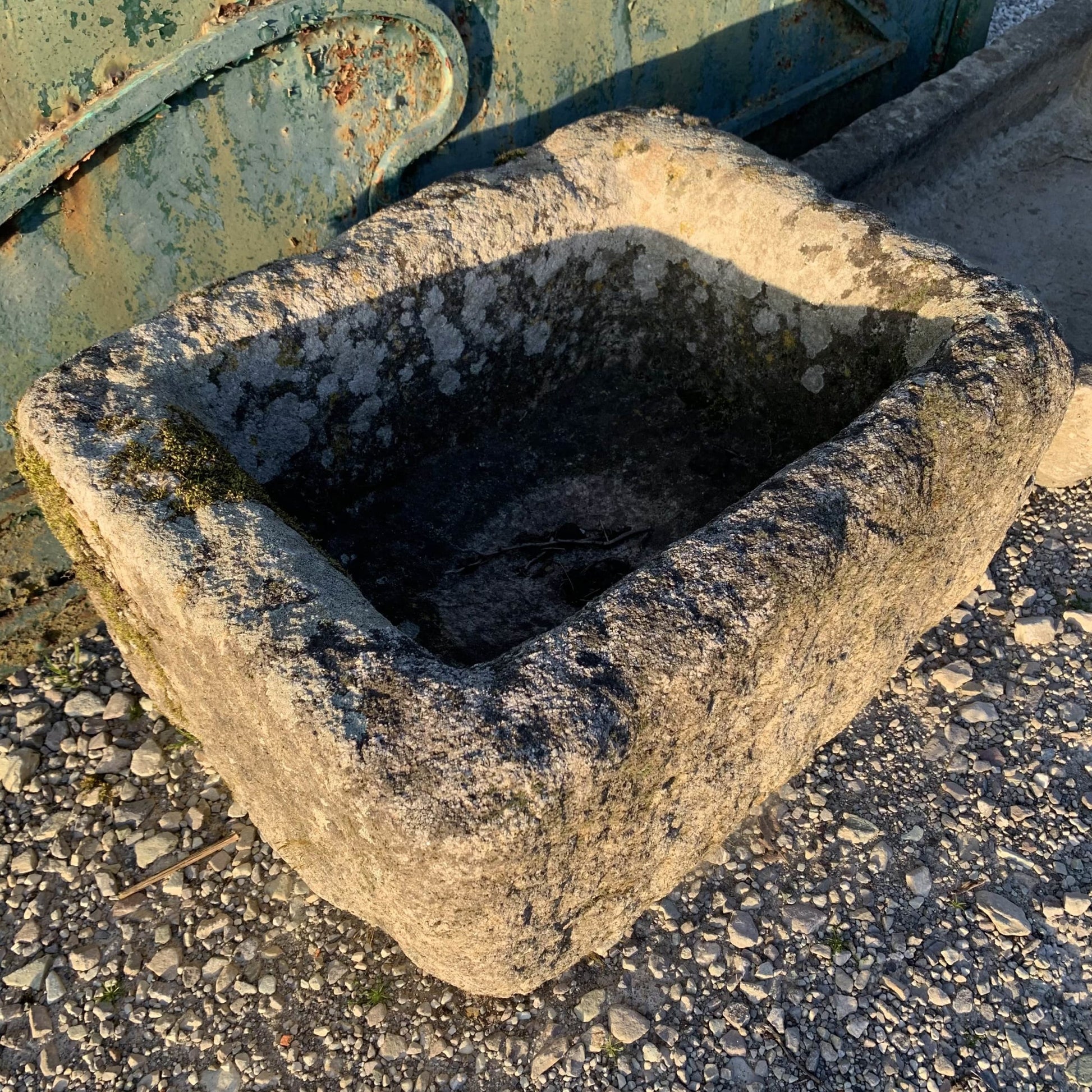 Vecchia vaschetta in pietra per esterni