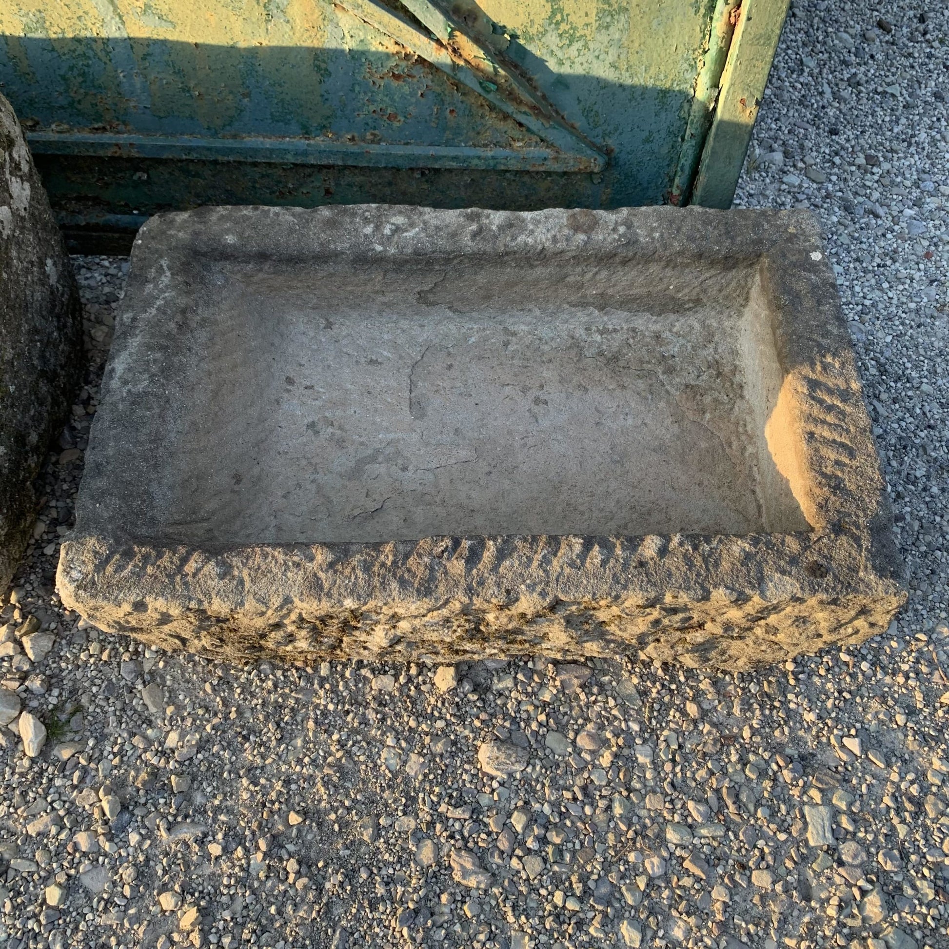 Vecchia vaschetta in pietra semplice 