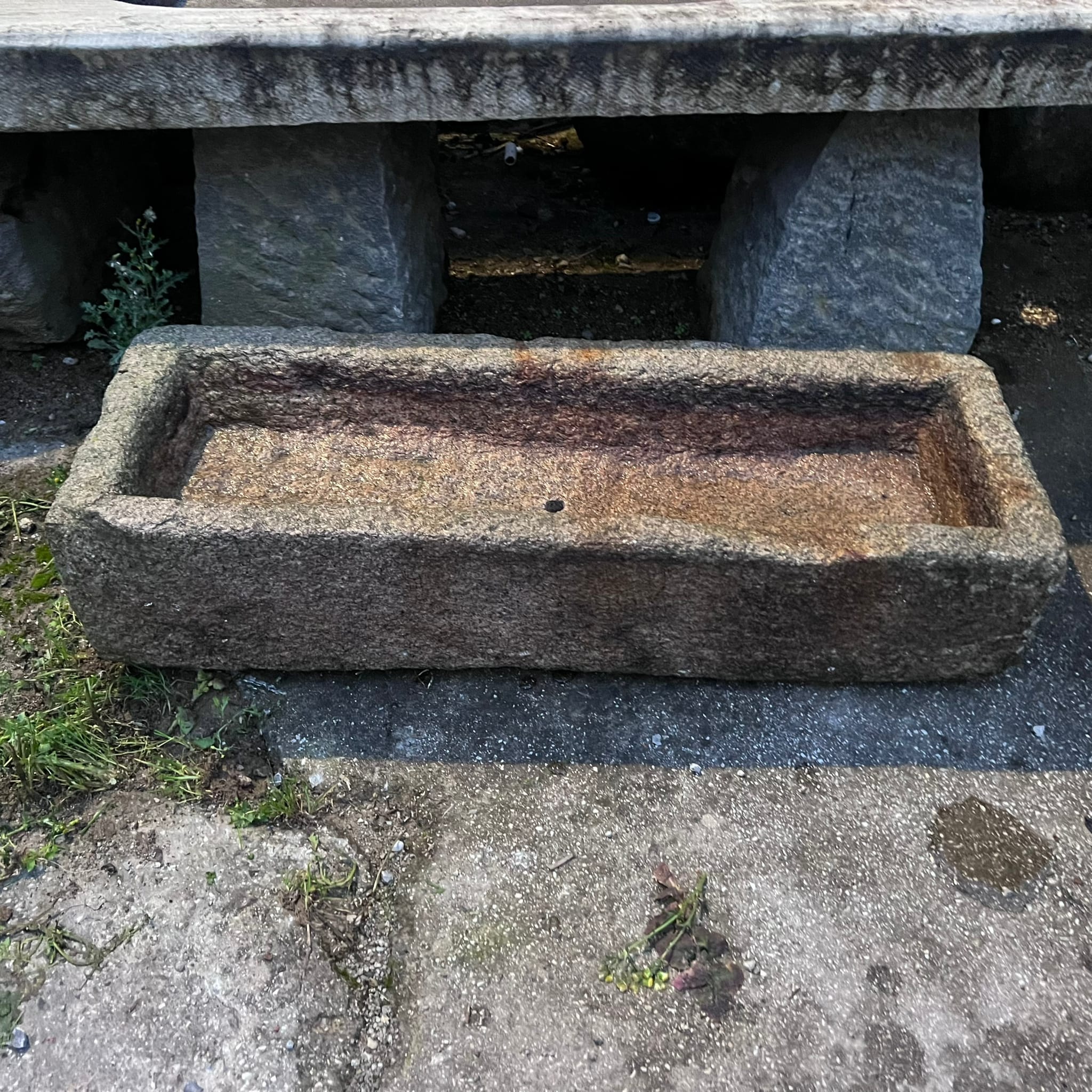 Vecchia vaschetta in pietra 