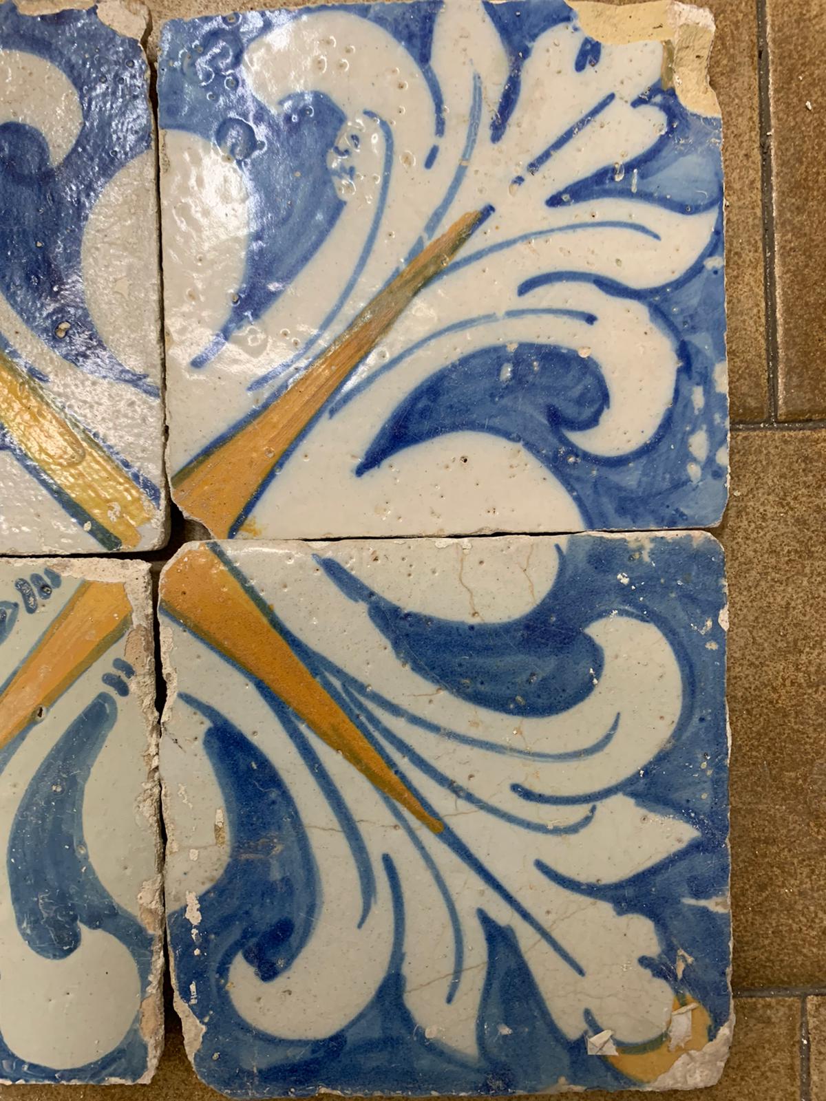 Vecchie azulejos bianche e gialle