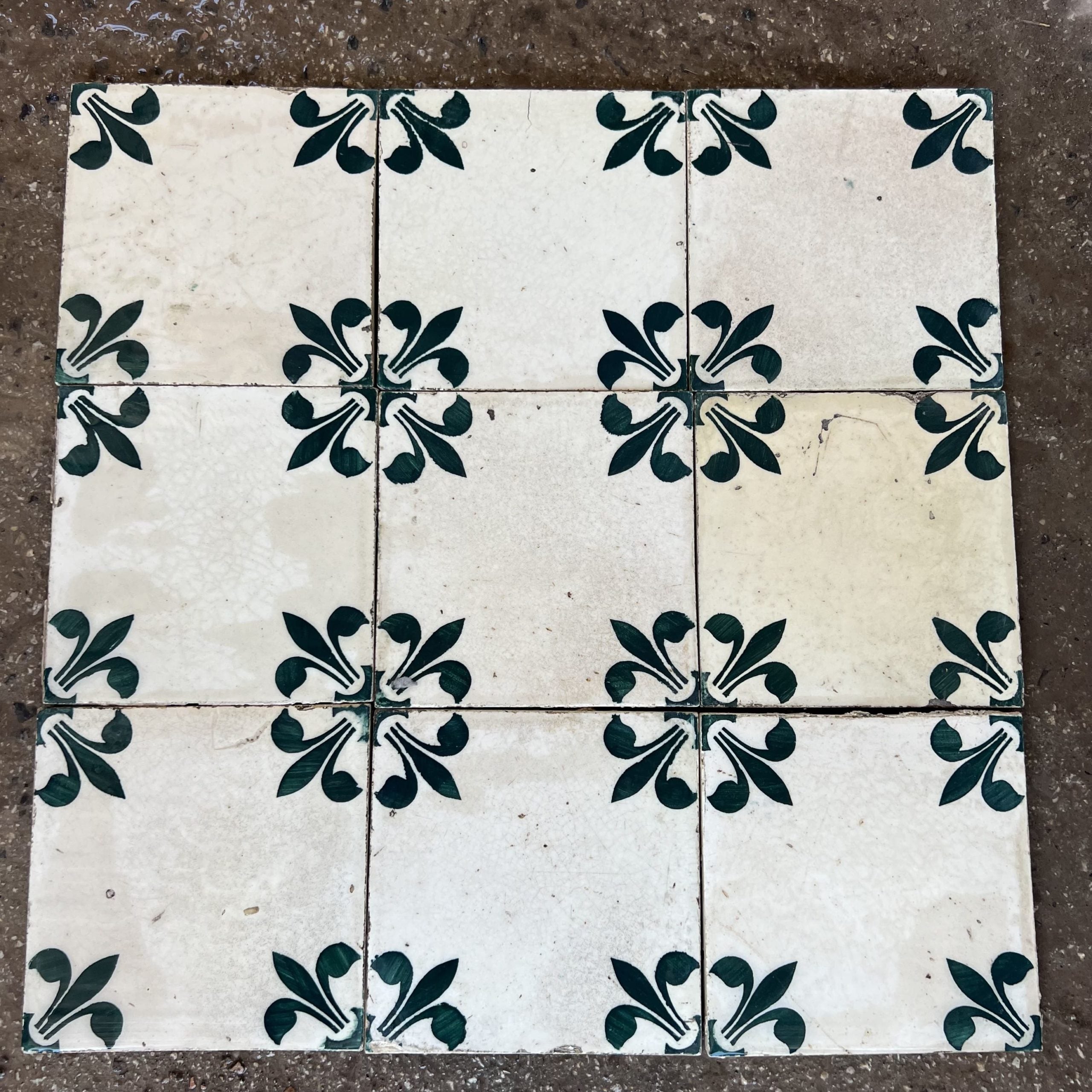 Vecchie ceramiche con fiore verde 