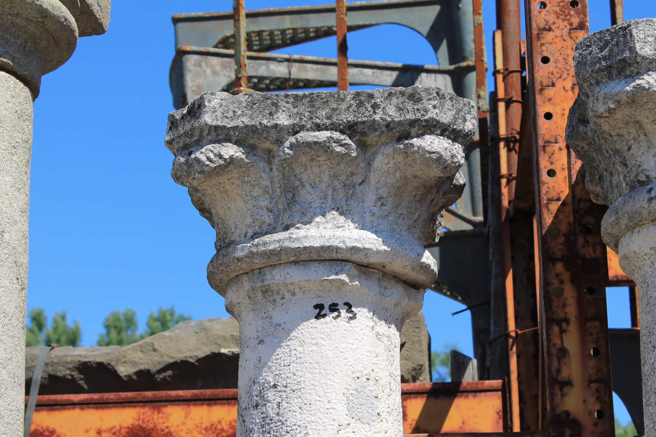 Vecchie colonne di pietra chiara 