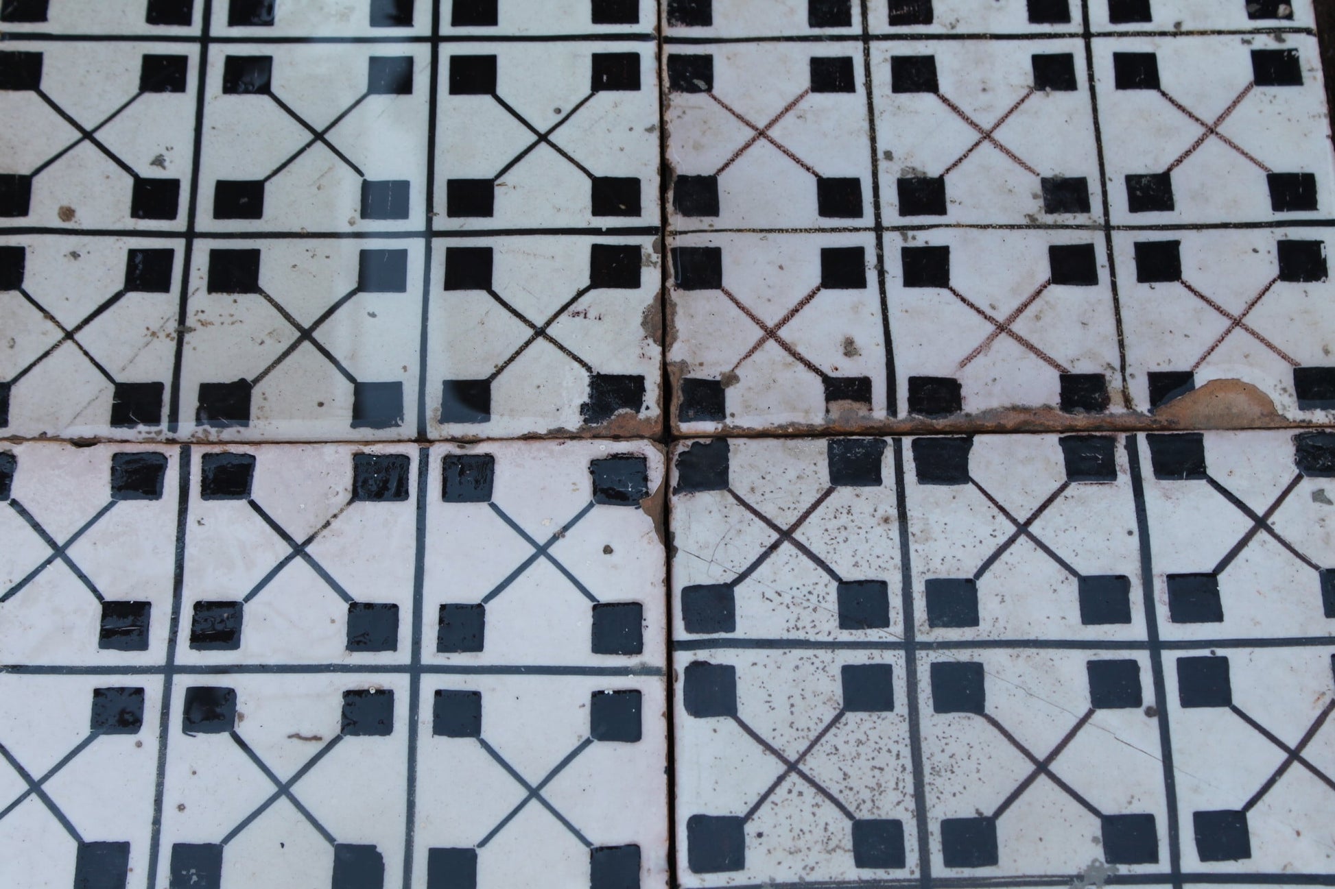 Vecchie maioliche bianche con disegno geometrico 