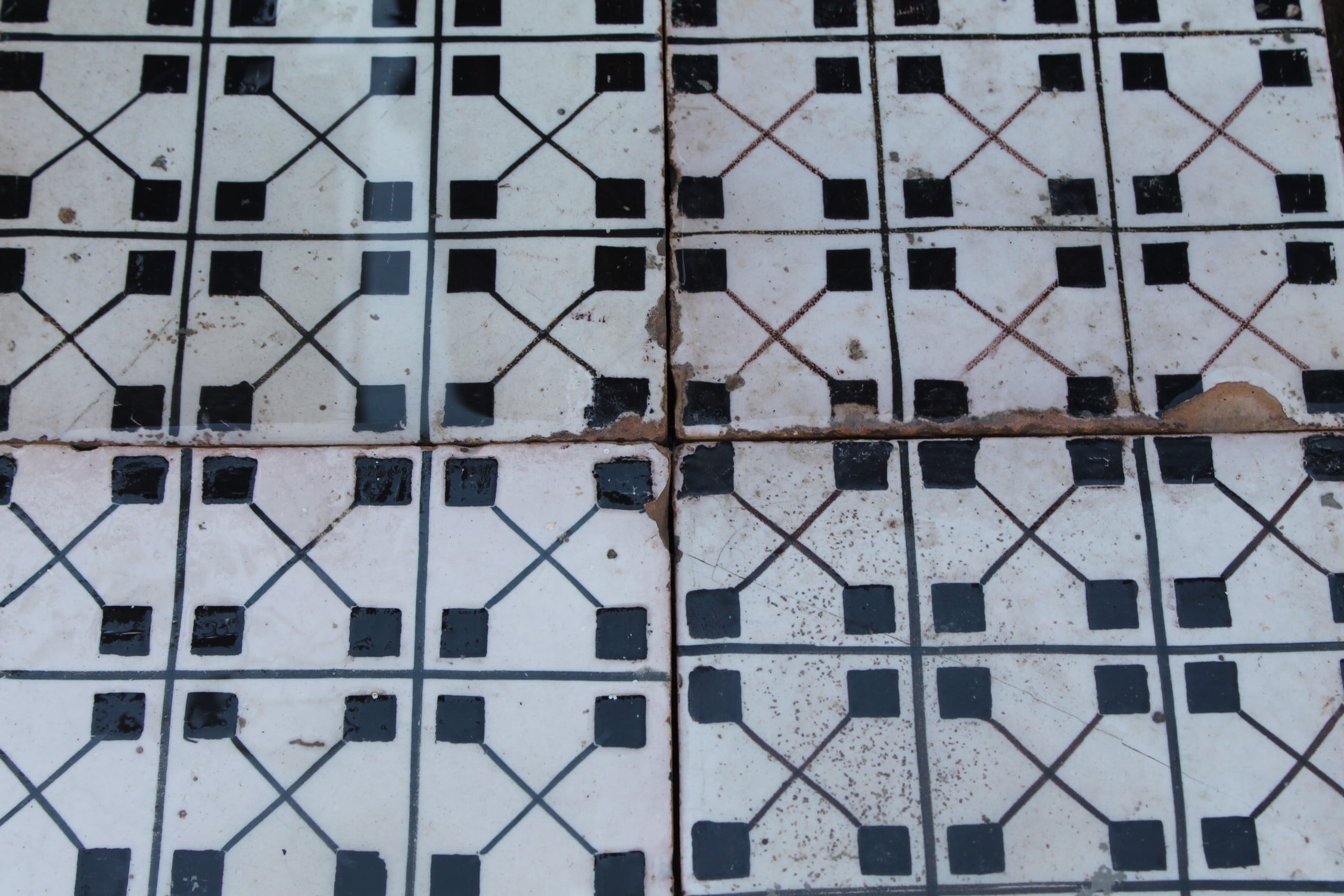 Vecchie maioliche bianche con disegno geometrico 
