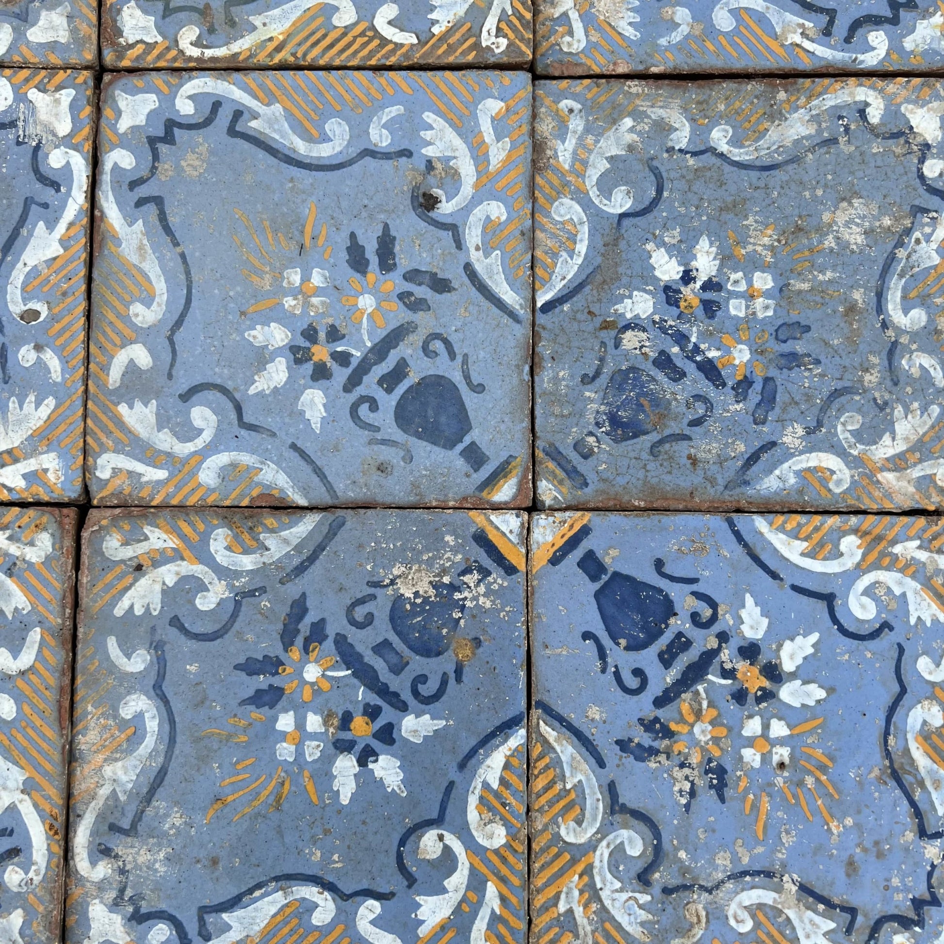 Vecchie maioliche blu e arancio 