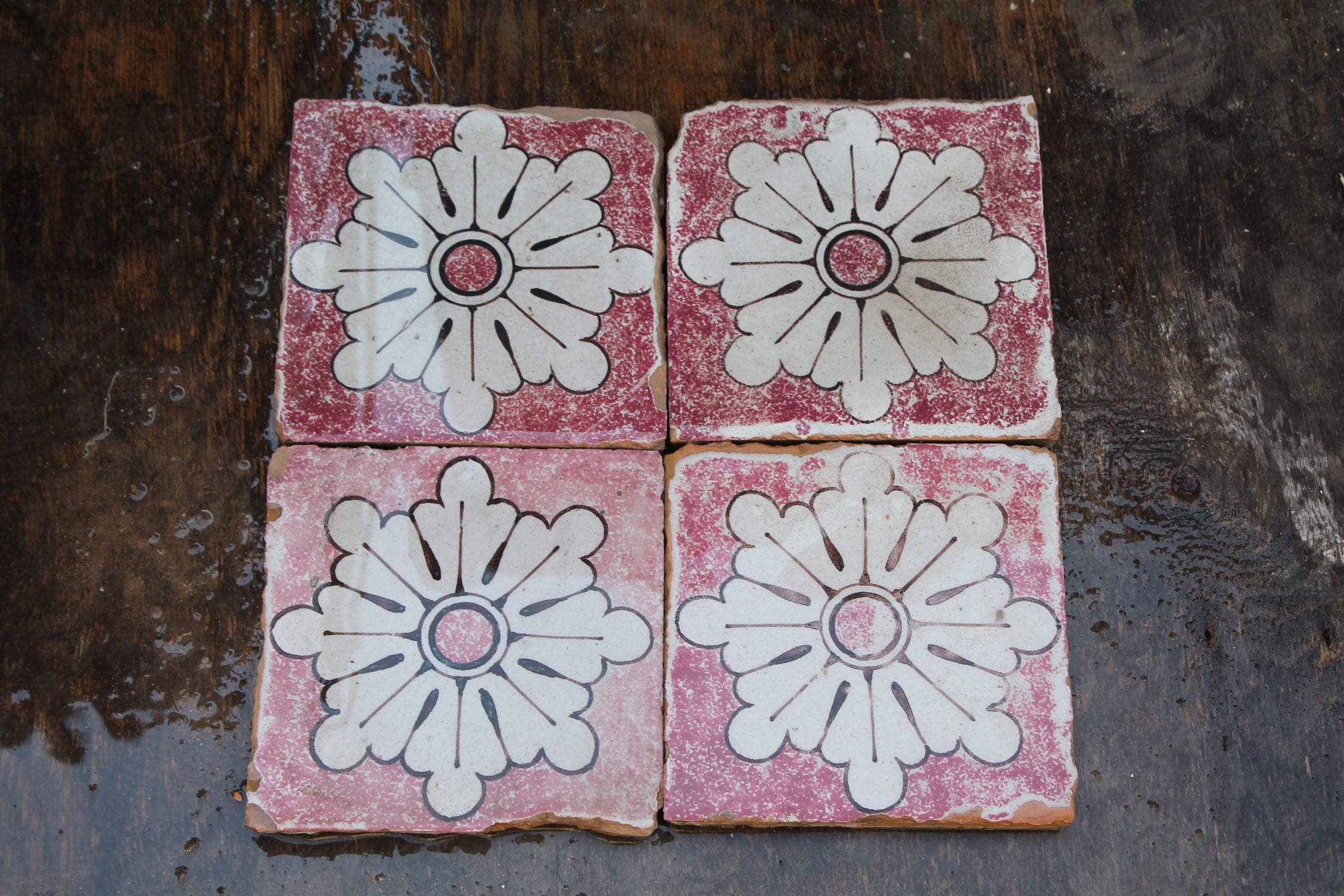 Vecchie maioliche con fondo rosa e bianco 