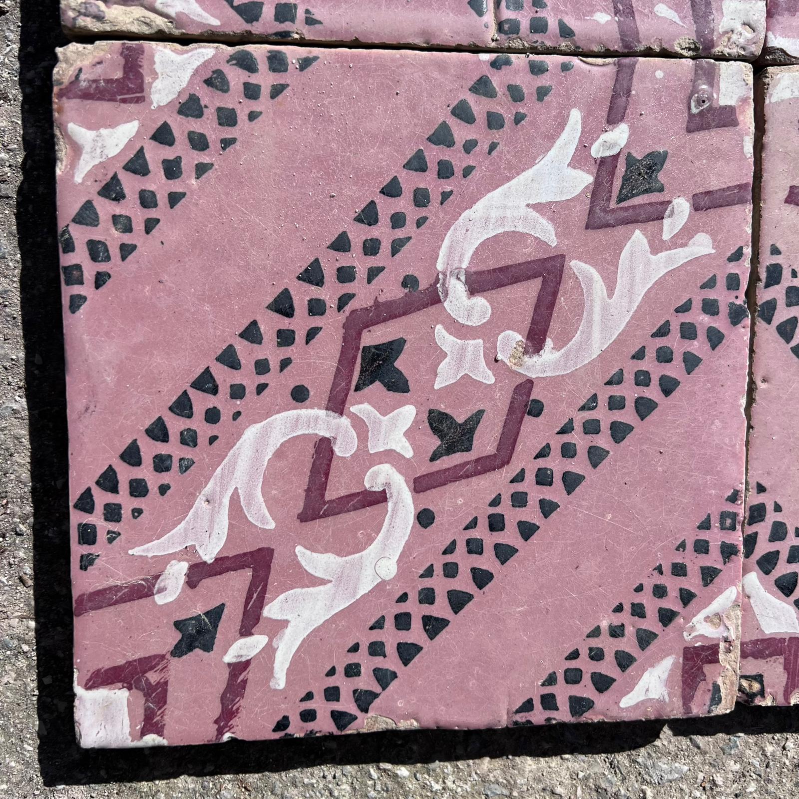 Vecchie maioliche con fondo rosa 