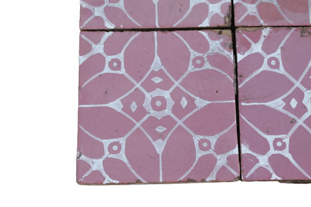 Vecchie maioliche rosa e bianche 