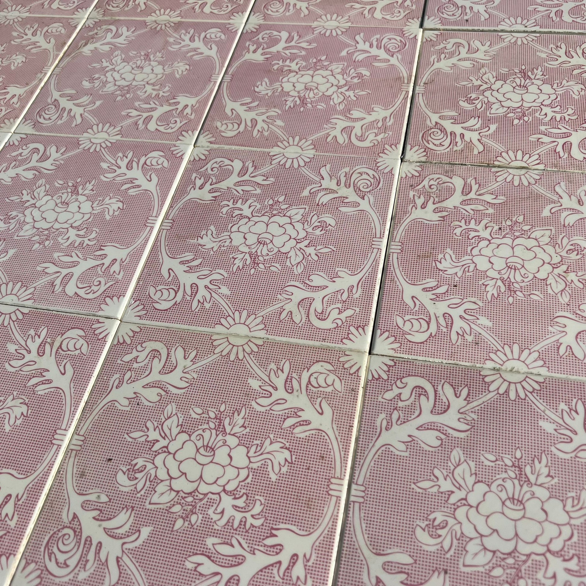 Vecchie mattonelle rosa e bianche 