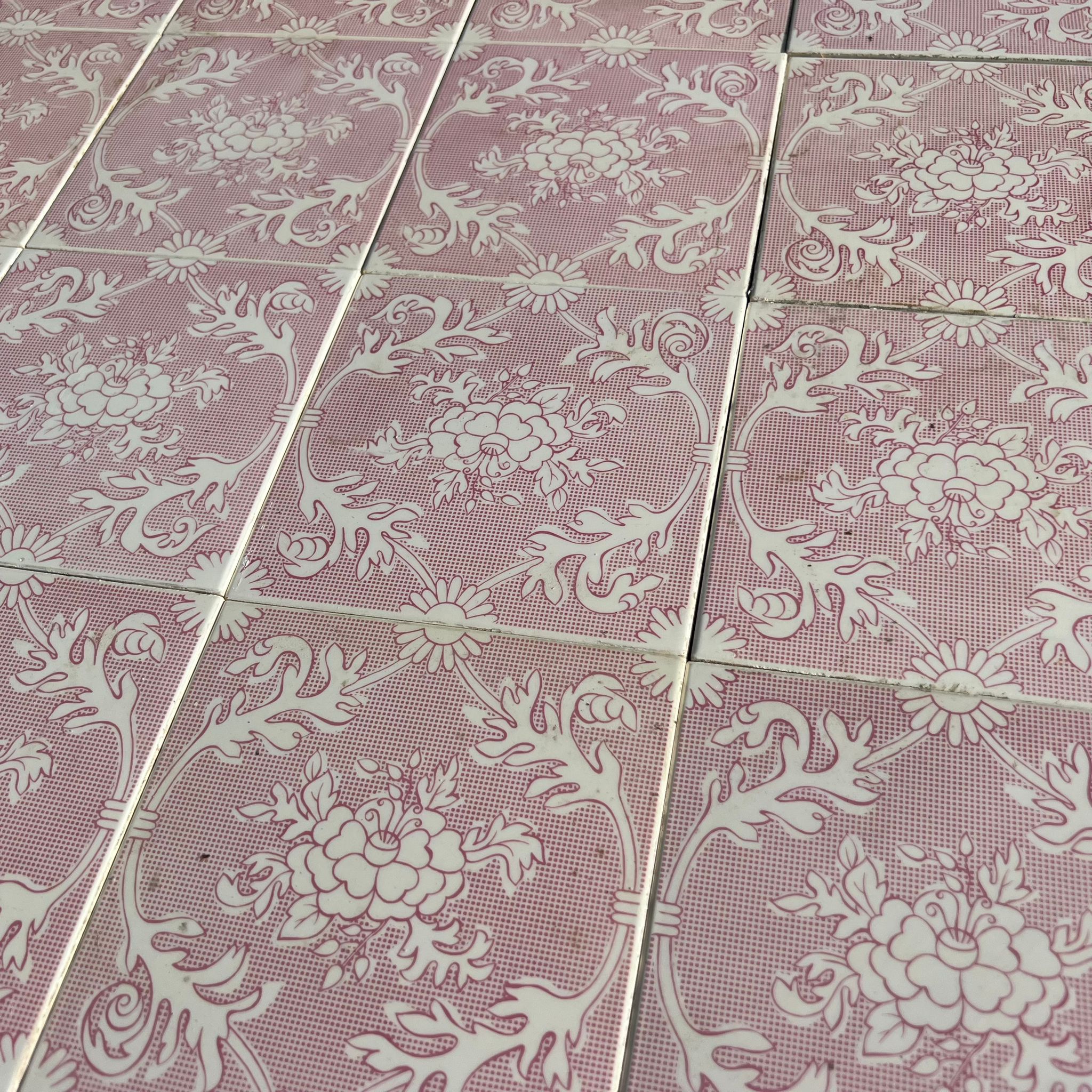 Vecchie mattonelle rosa e bianche 