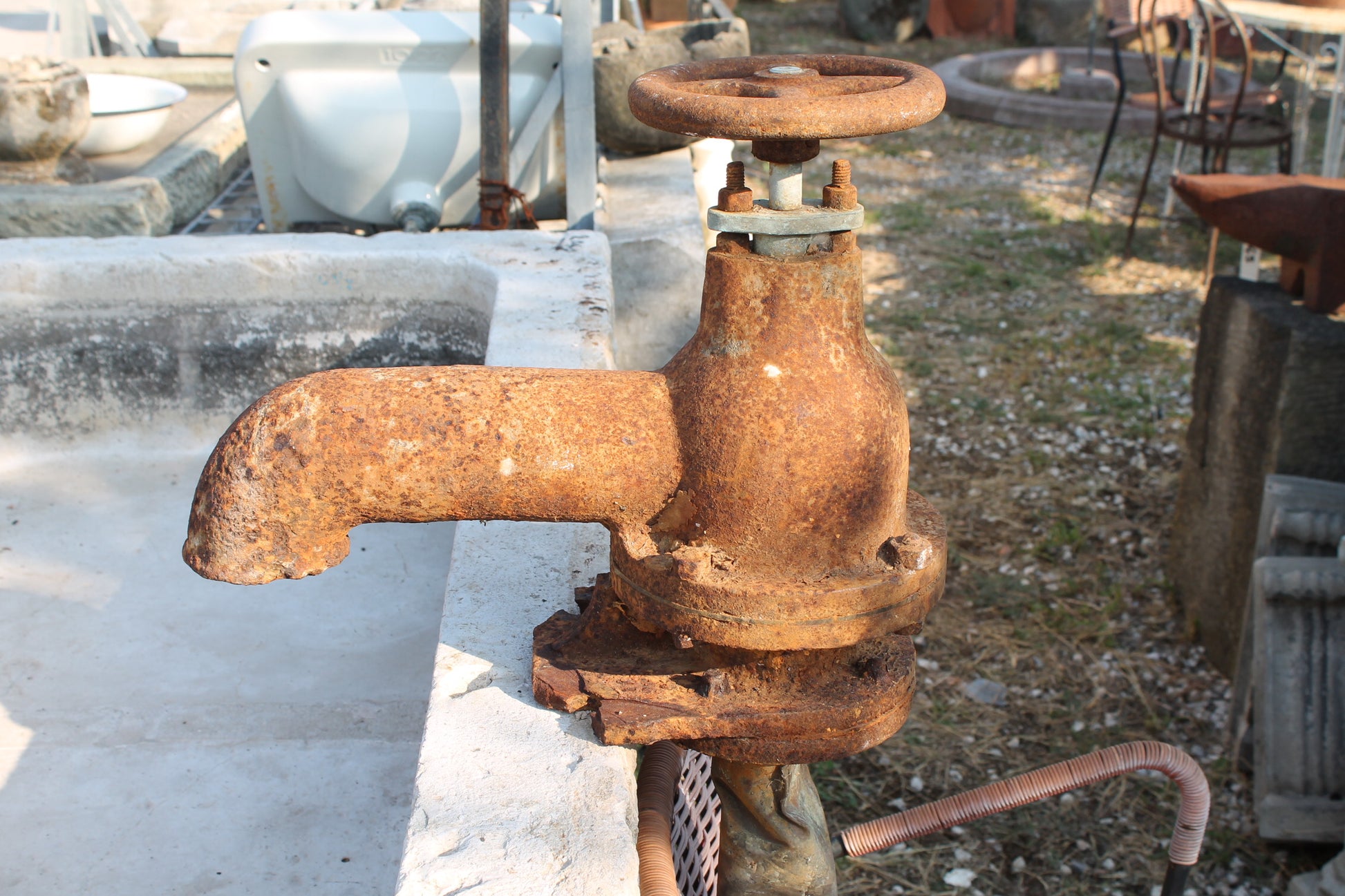 Vecchio bocchettone in ghisa 