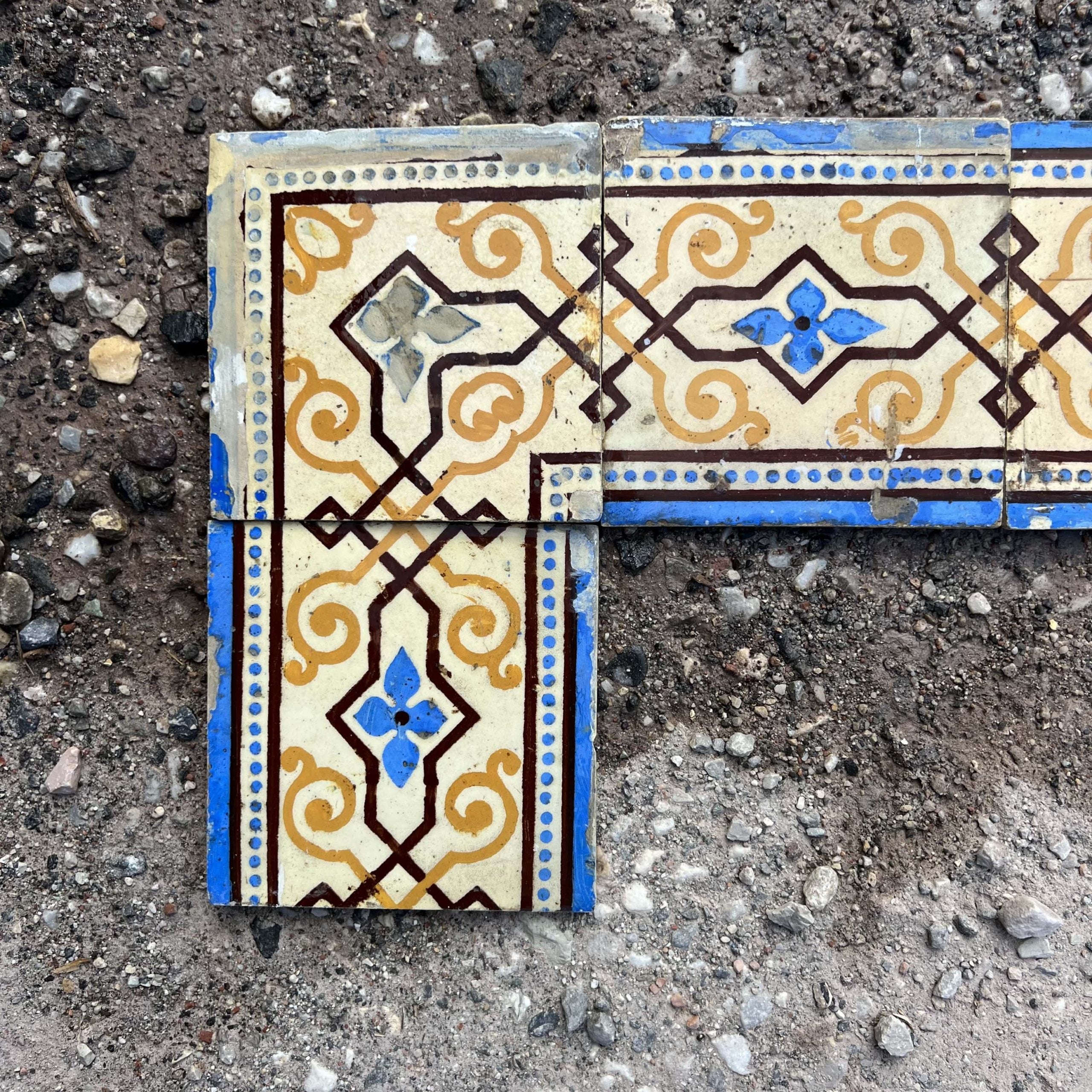 Vecchio bordo di maiolica 
