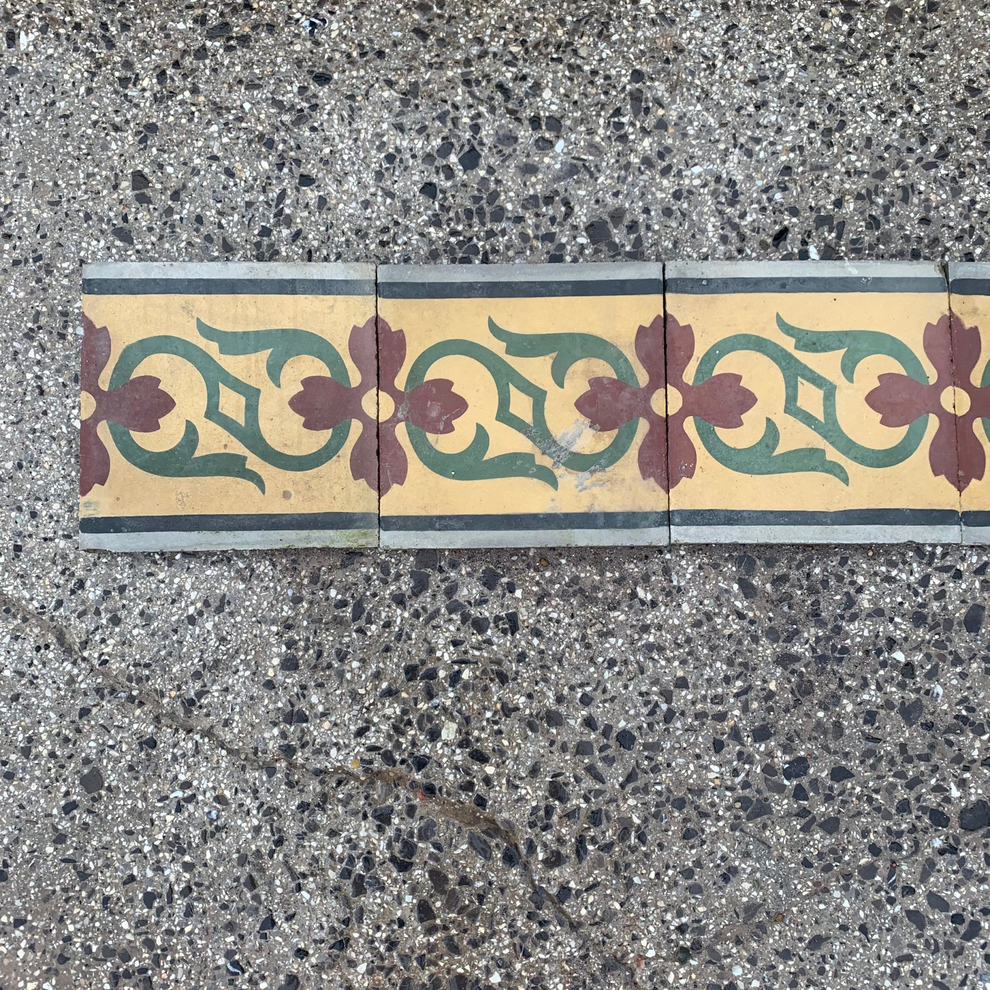 Vecchio bordo in cementina decorato 