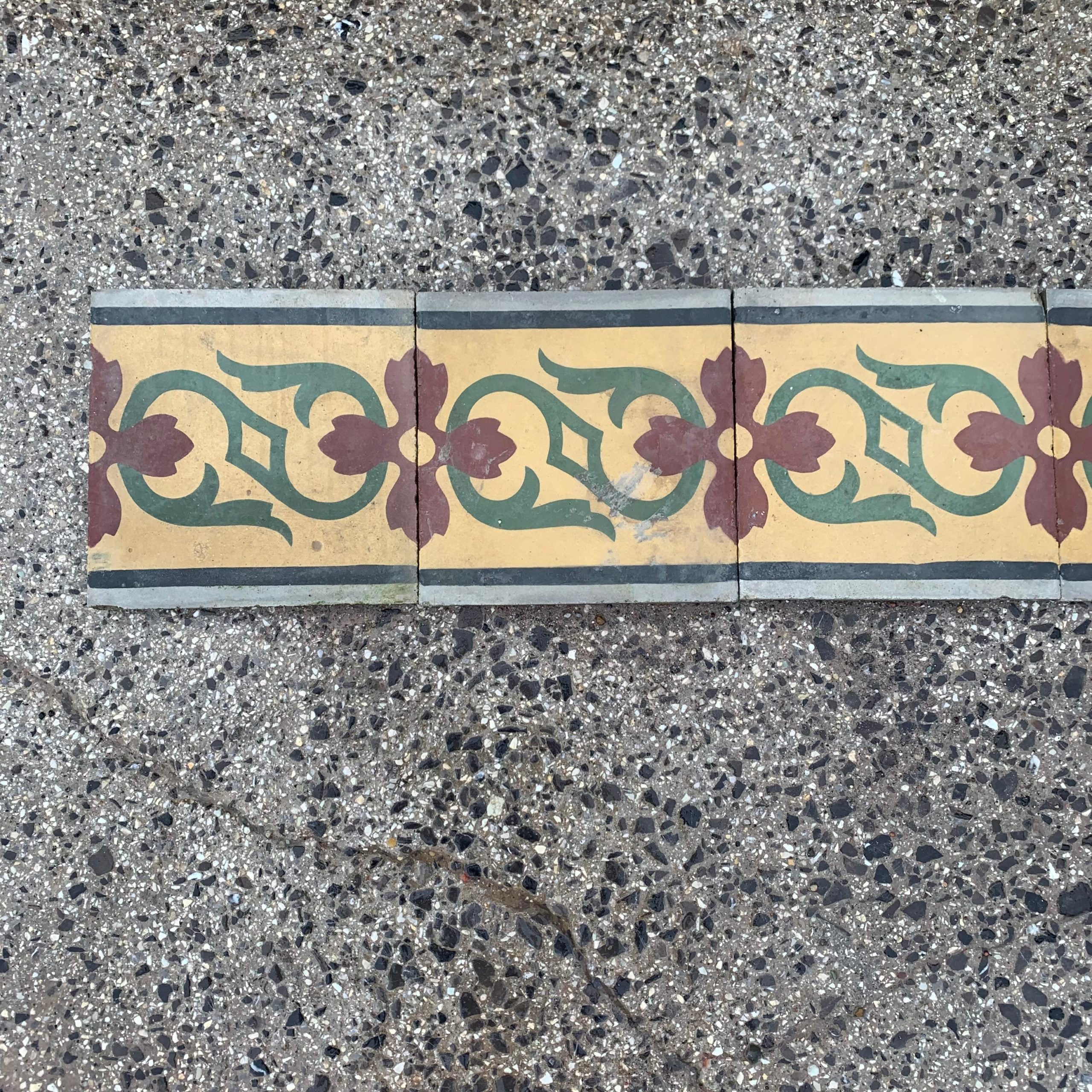 Vecchio bordo in cementina decorato 