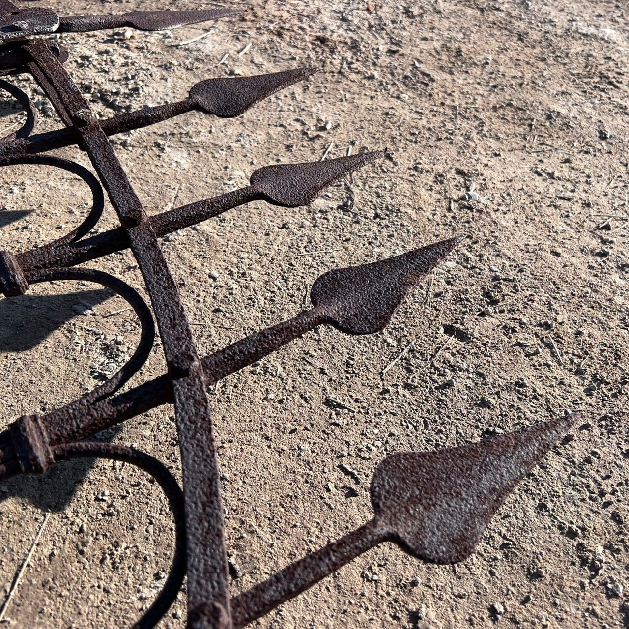 Vecchio cancello in ferro con lance 